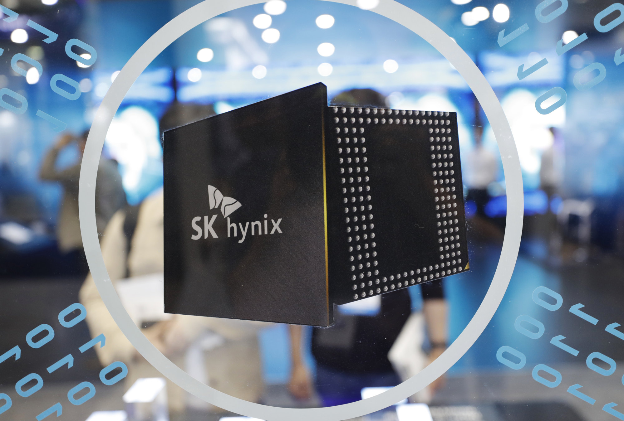 The SK Hynix logo is seen on a display at the Korea Electronics Show in Seoul, Oct. 8, 2019. Photo: AP