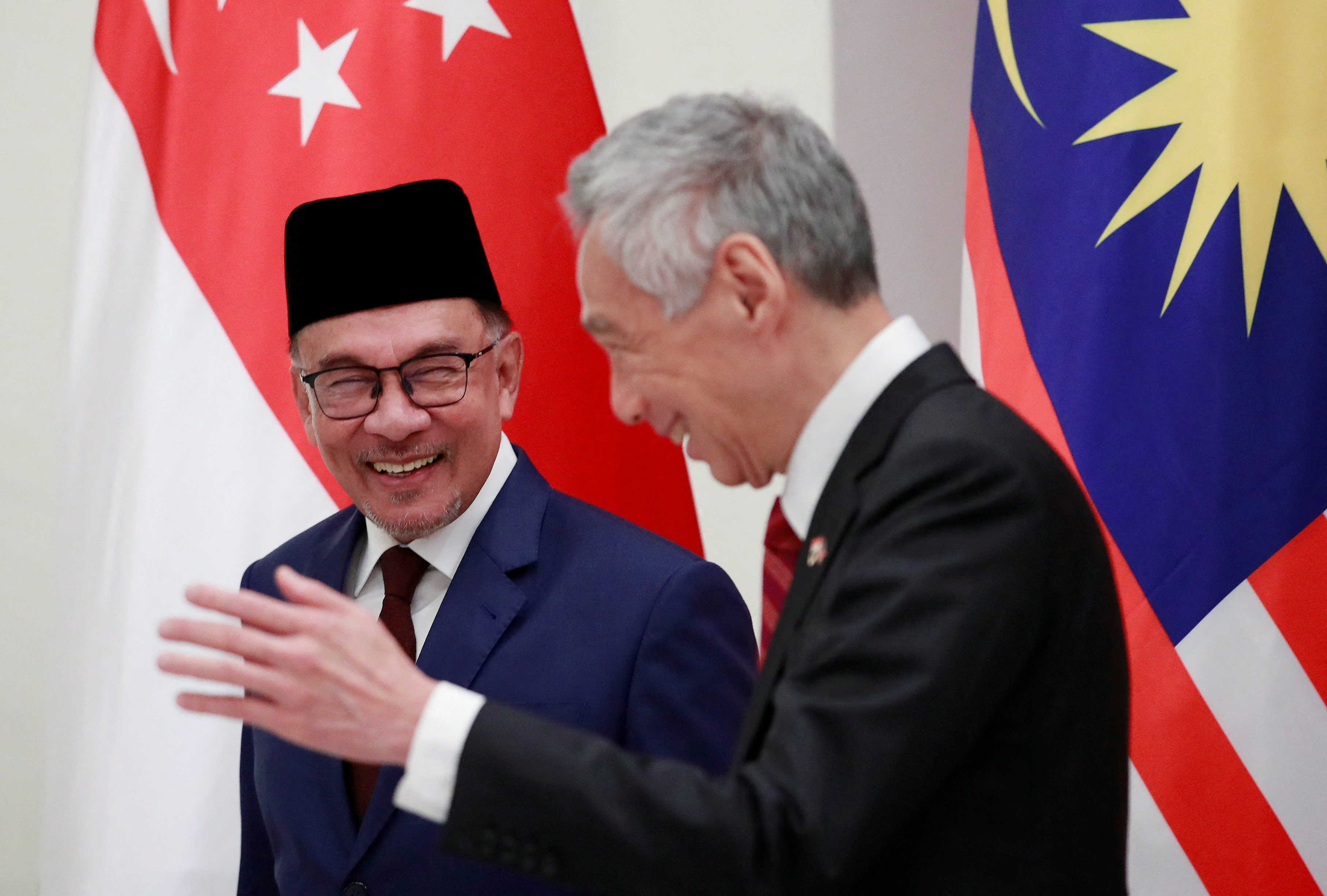 Singapore’s Prime Minister Lee Hsien Loong gestures to his Malaysian counterpart Anwar Ibrahim after a signing ceremony at the presidential palace in Singapore on January 30. Photo: Reuters