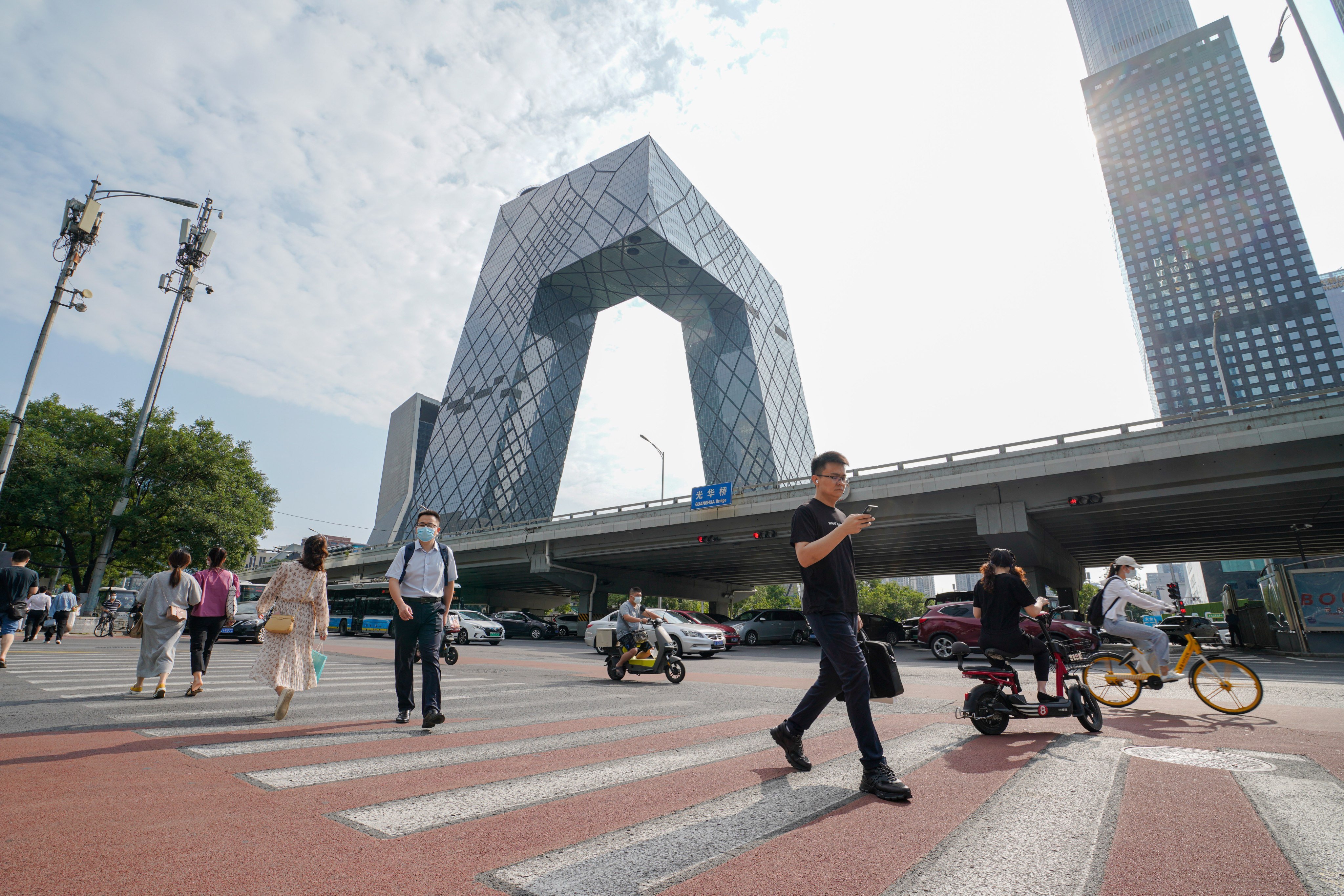 Commuters in Beijing’s central business district during morning rush hour on June 30. China’s working-age population peaked in 2014. Photo: EPA-EFE