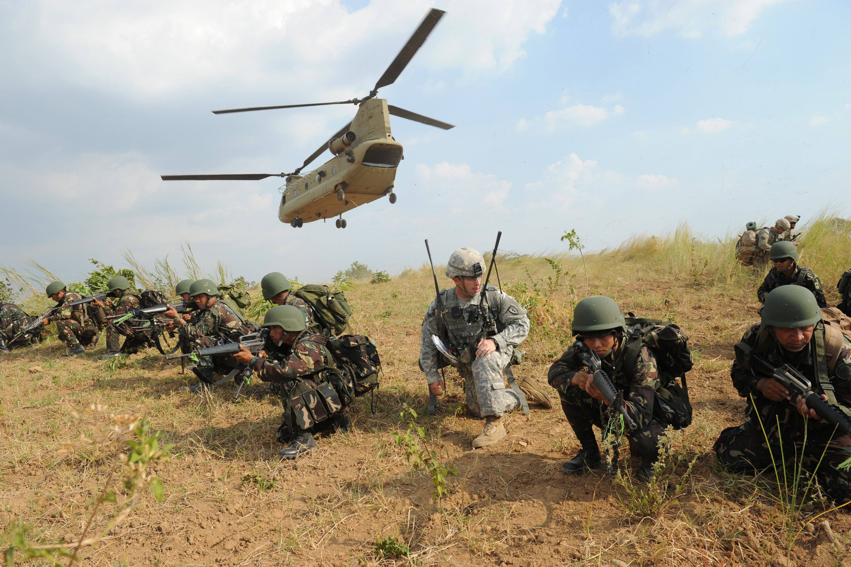 Philippine soldiers and a US soldier take part in an air assault exercise at Fort Magsaysay in Nueva Ecija province, north of Manila, in April 2015. Photo: AFP