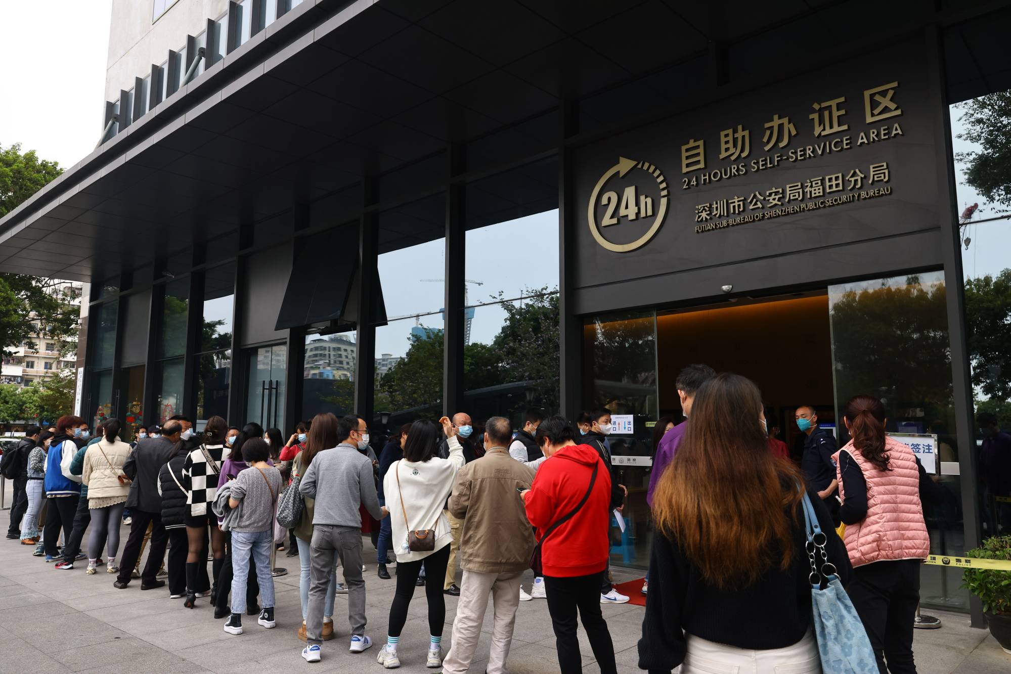 Queues formed at the Shenzhen Public Security Bureau’s Futian branch for mainland tourists to renew entry visas. Photo: Dickson Lee