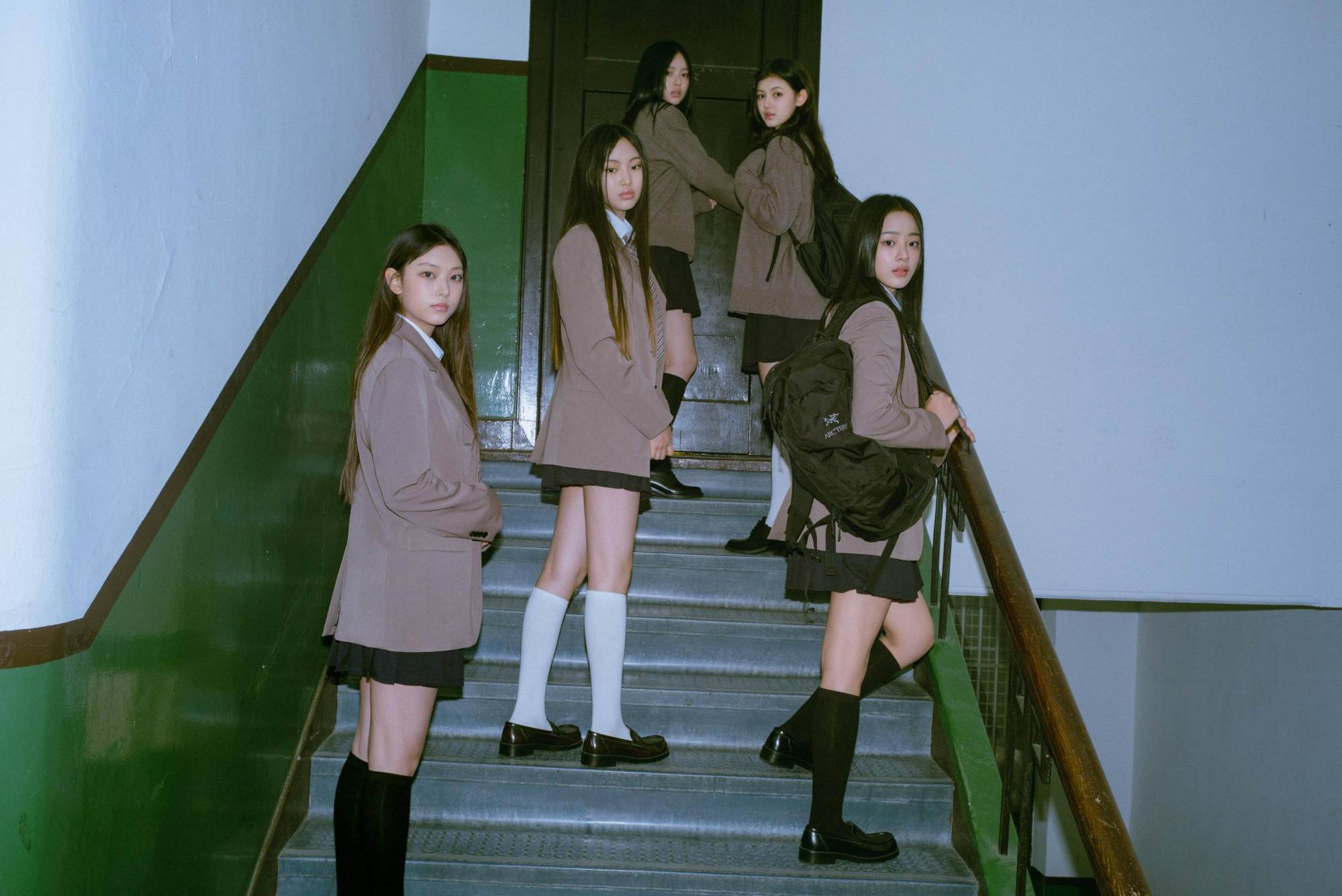 LEAD) Rookie girl group NewJeans makes impressive debut on charts