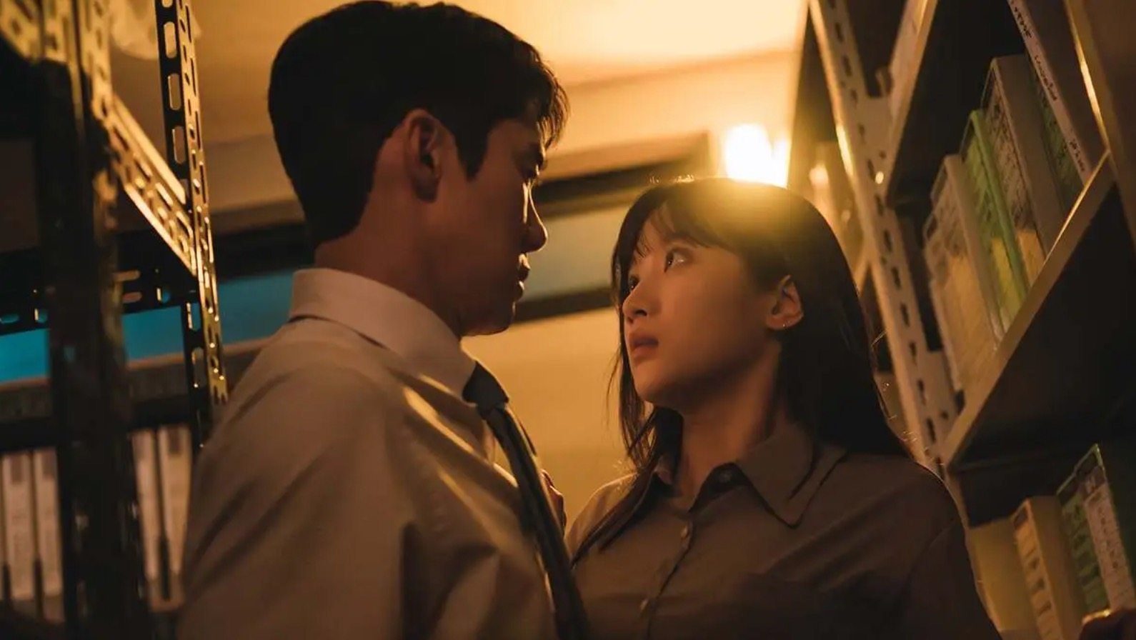 Yoo Yeon-seok gives in to his feelings and kisses Mun Ka-young