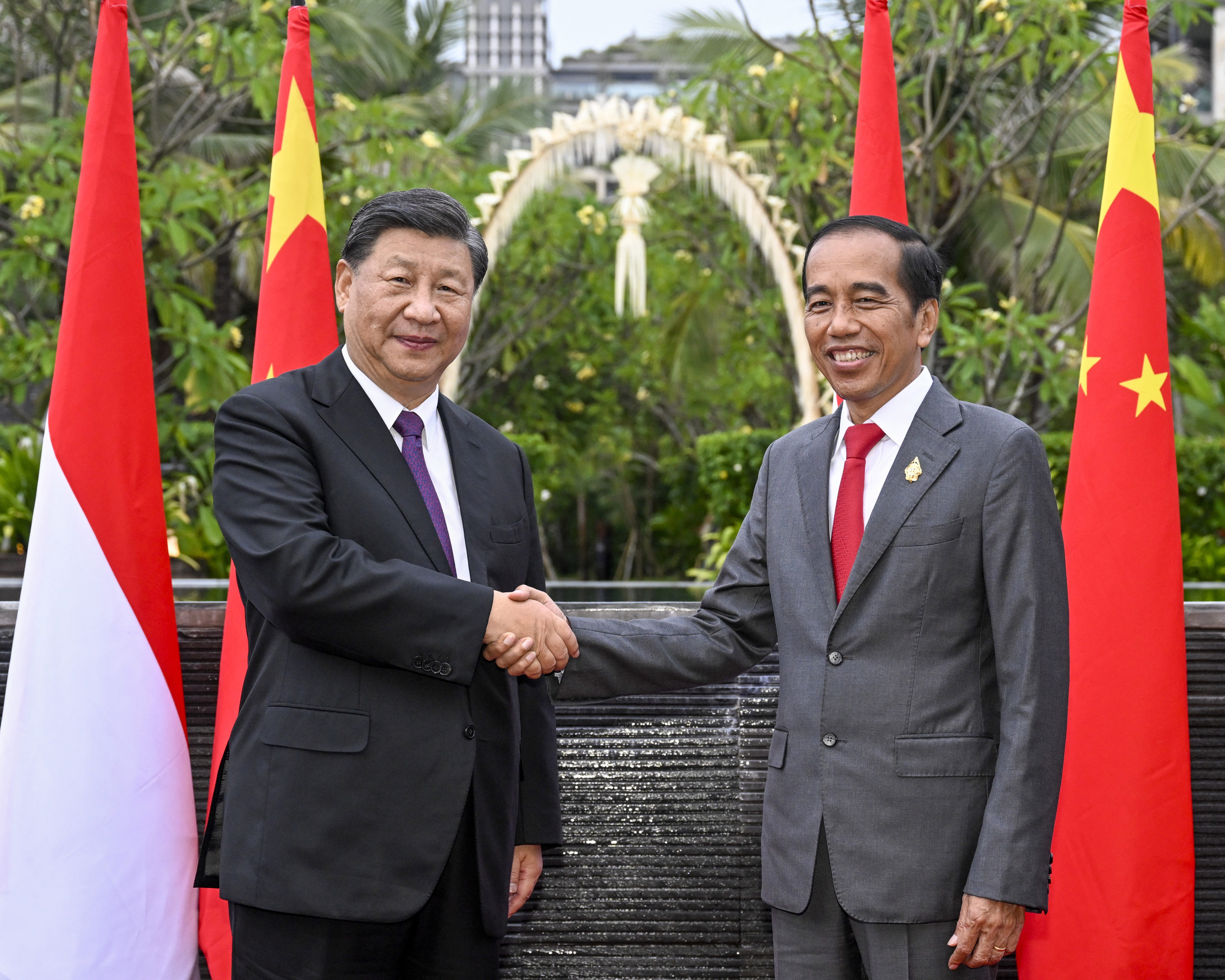 Chinese President Xi Jinping shakes hands with Indonesian President Joko Widodo in at the G20 Bali summit in November. Photo: Xinhua