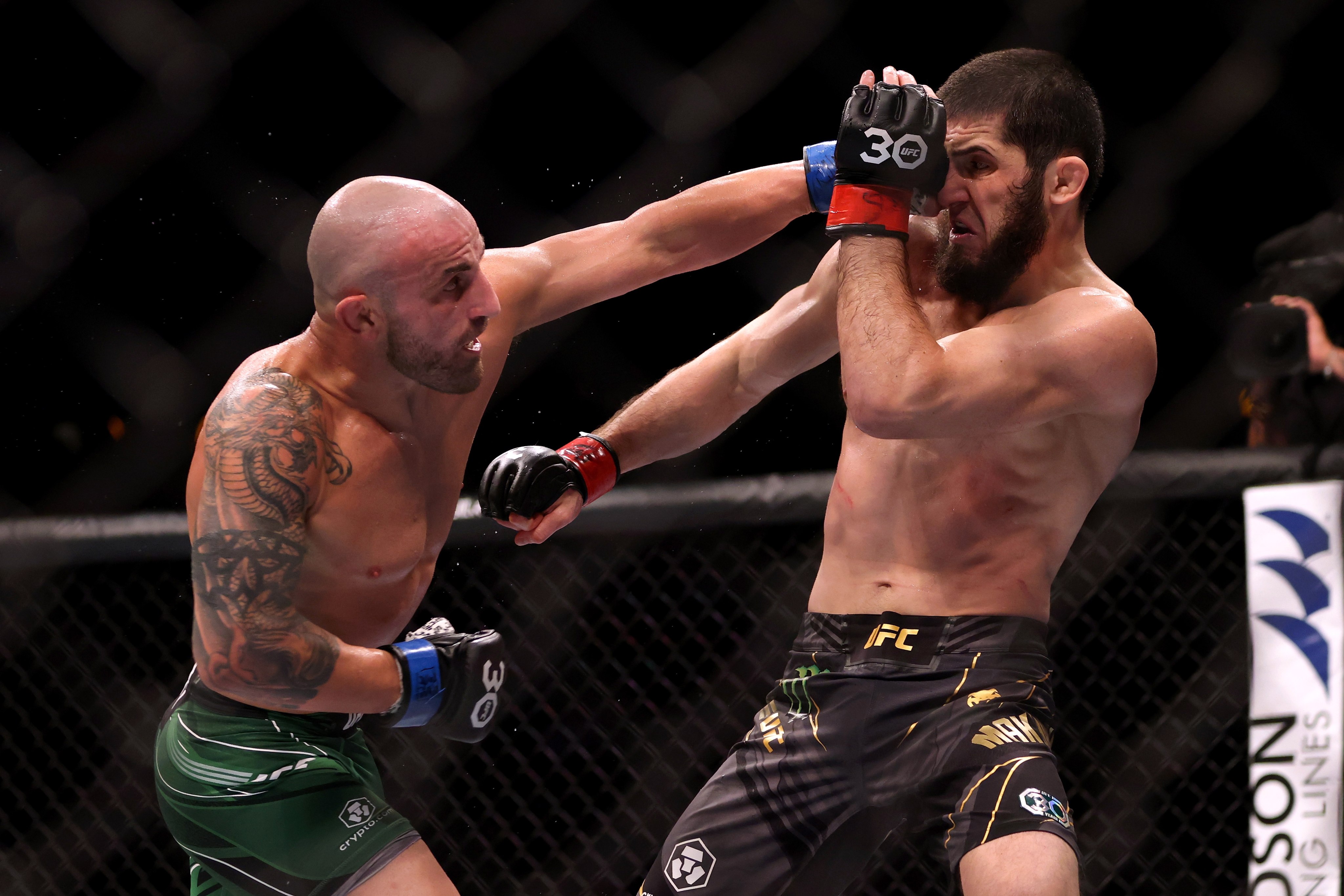 Alex Volkanovski (left) and Islam Makhachev in action during their lightweight title bout at UFC 284 at RAC Arena in Perth, Australia. Photo: EPA-EFE