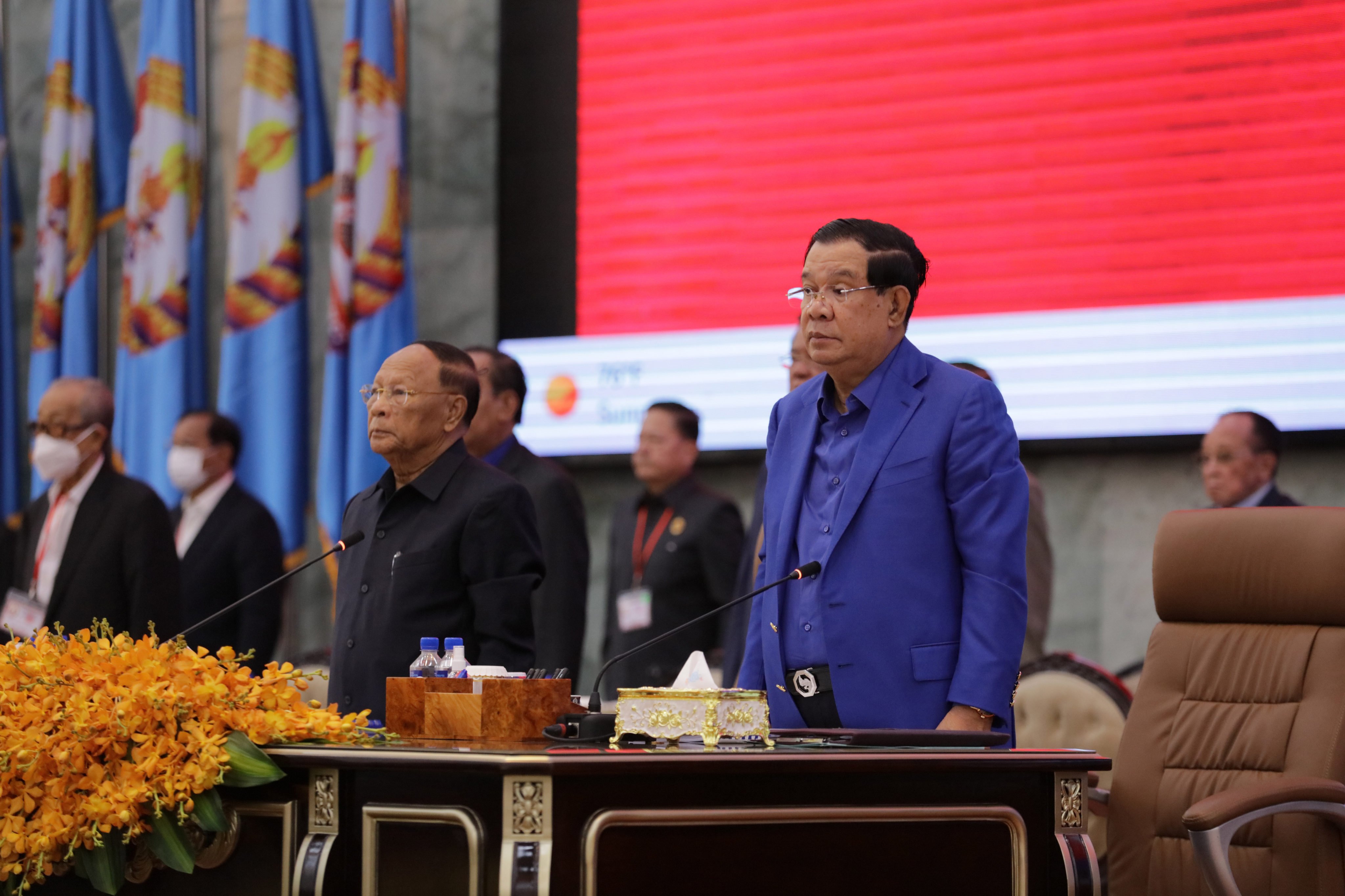 Hun Sen (front row, right) has also told foreign governments that funded the news outlet to transfer the money to other countries or back into their own coffers. Photo: Xinhua