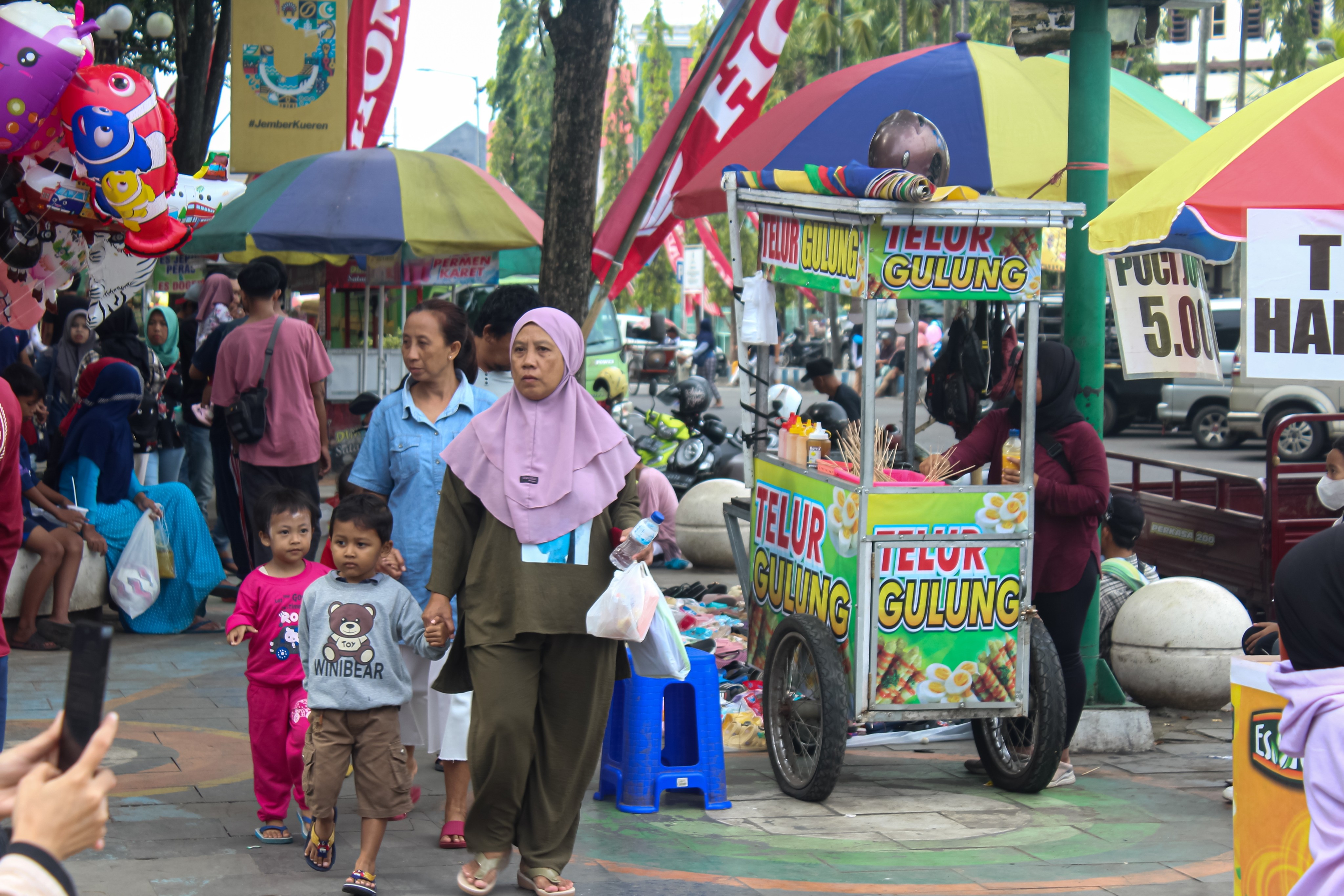 Parents and children in Indonesia. Many in the nation are worried about the risk of child abduction, with a lot of  unfounded rumours and misinformation on social media. Photo: Shutterstock 