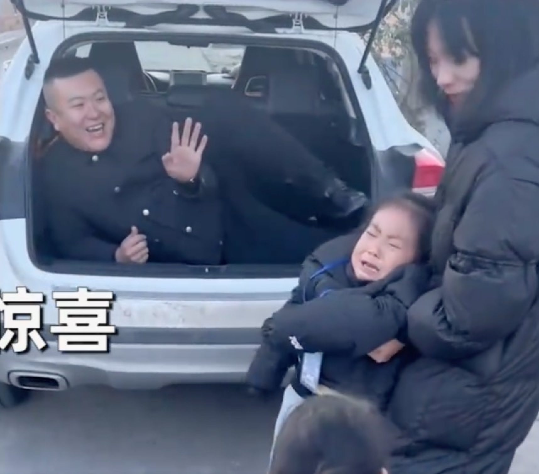 The father was surprised by his daughters’ reaction, telling them he was the surprise, but they were unconvinced. Photo: Baidu