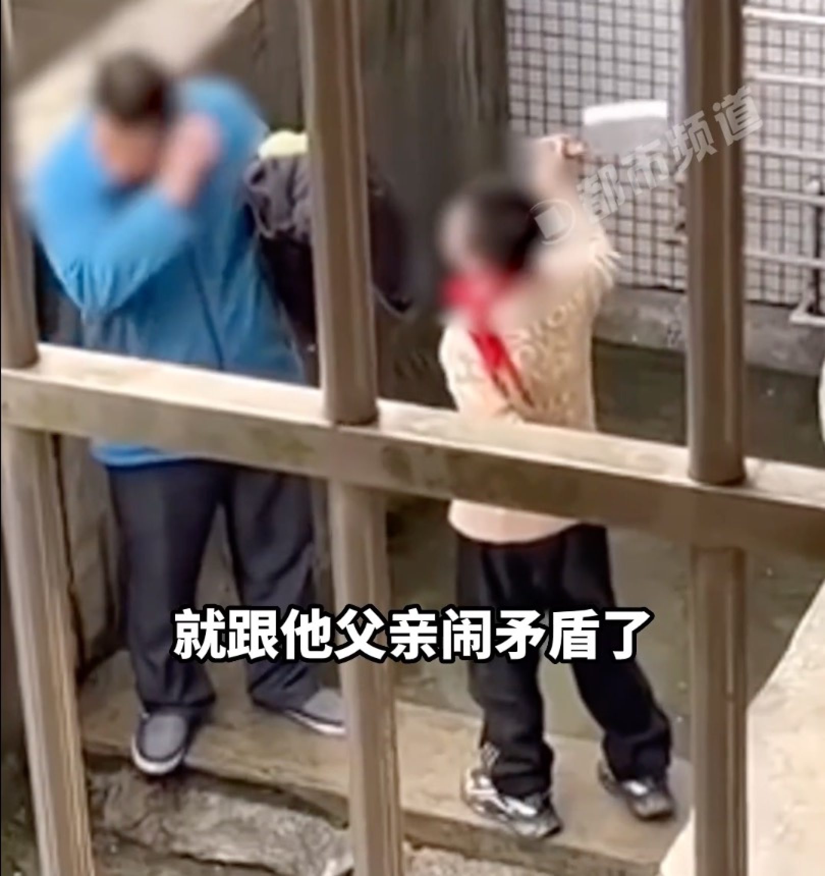 The shocking moment when the boy threatens his father with a meat cleaver. Photo: Weibo