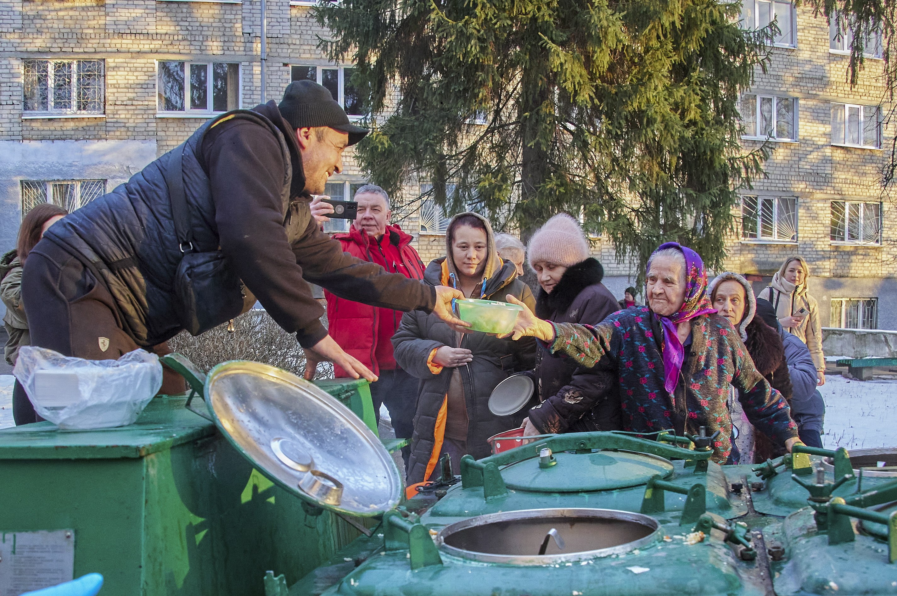 Volunteers distribute hot food to internally displaced Ukrainians in Kharkiv. Photo: EPA-EFE