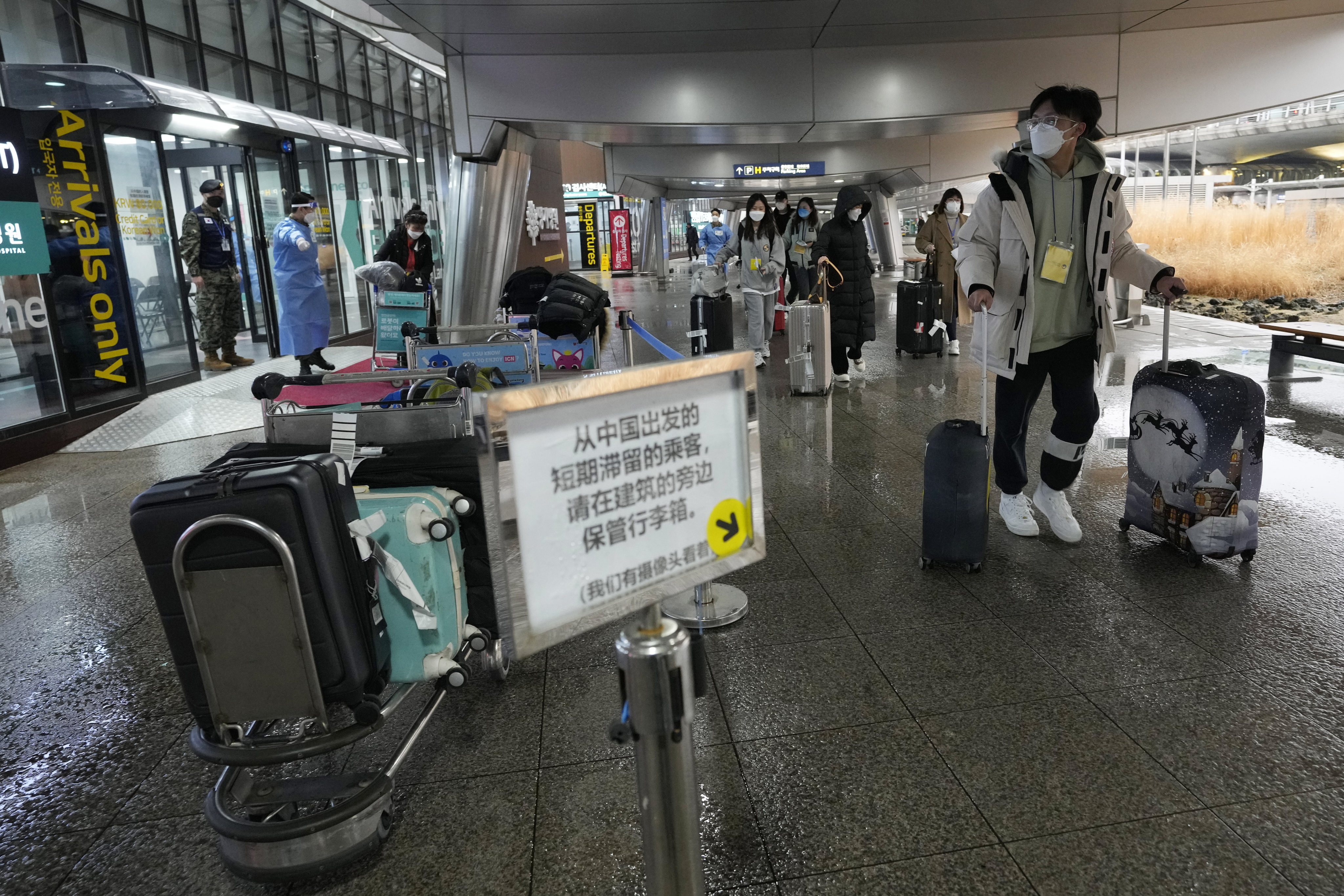 China will start issuing visas to South Korean visitors after Seoul dropped restrictions on Chinese arrivals. Photo: AP