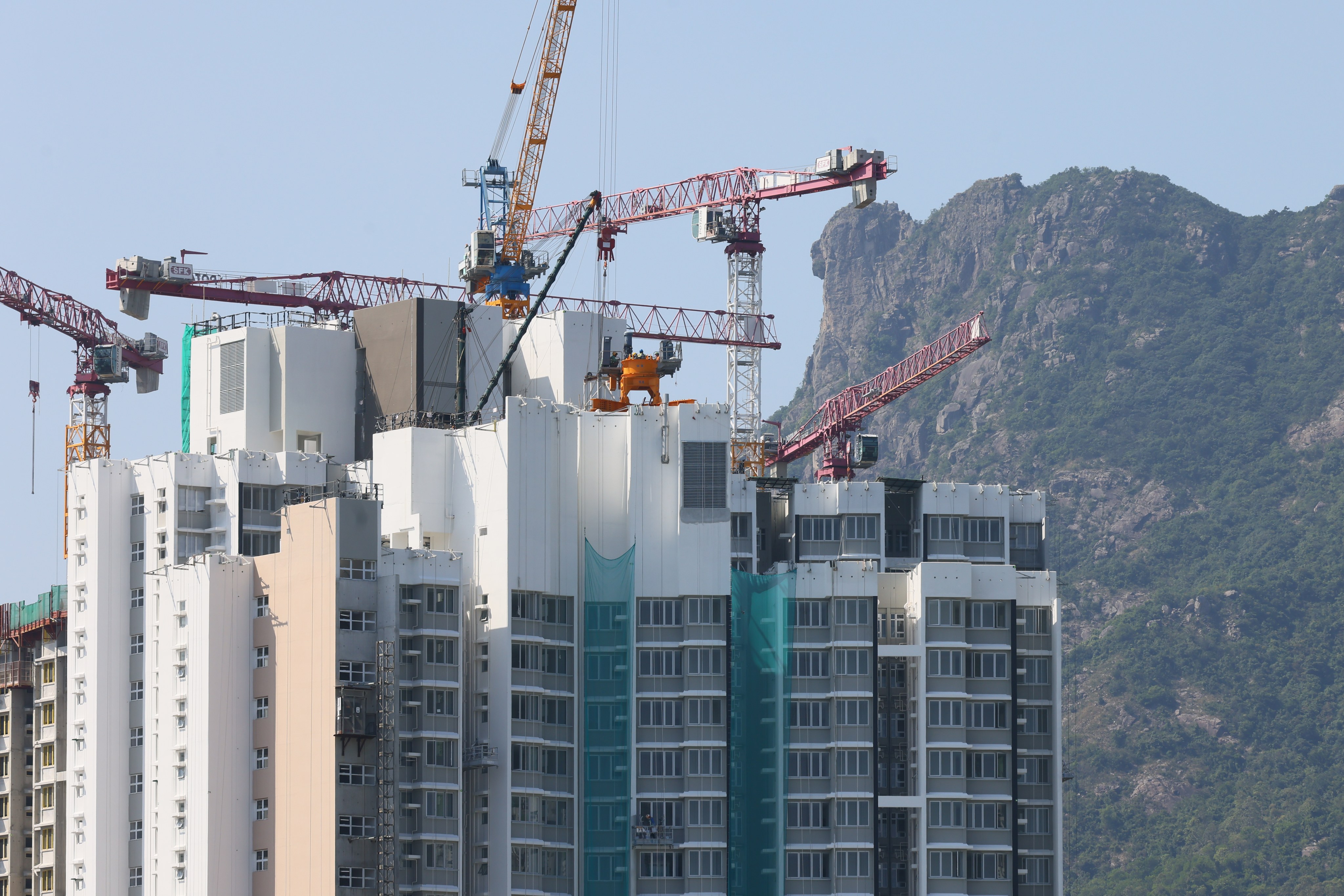 A residential building under construction with Lion Rock Hill in the background. Morgan Stanley has turned bullish on Hong Kong’s housing market. Photo: Dickson Lee