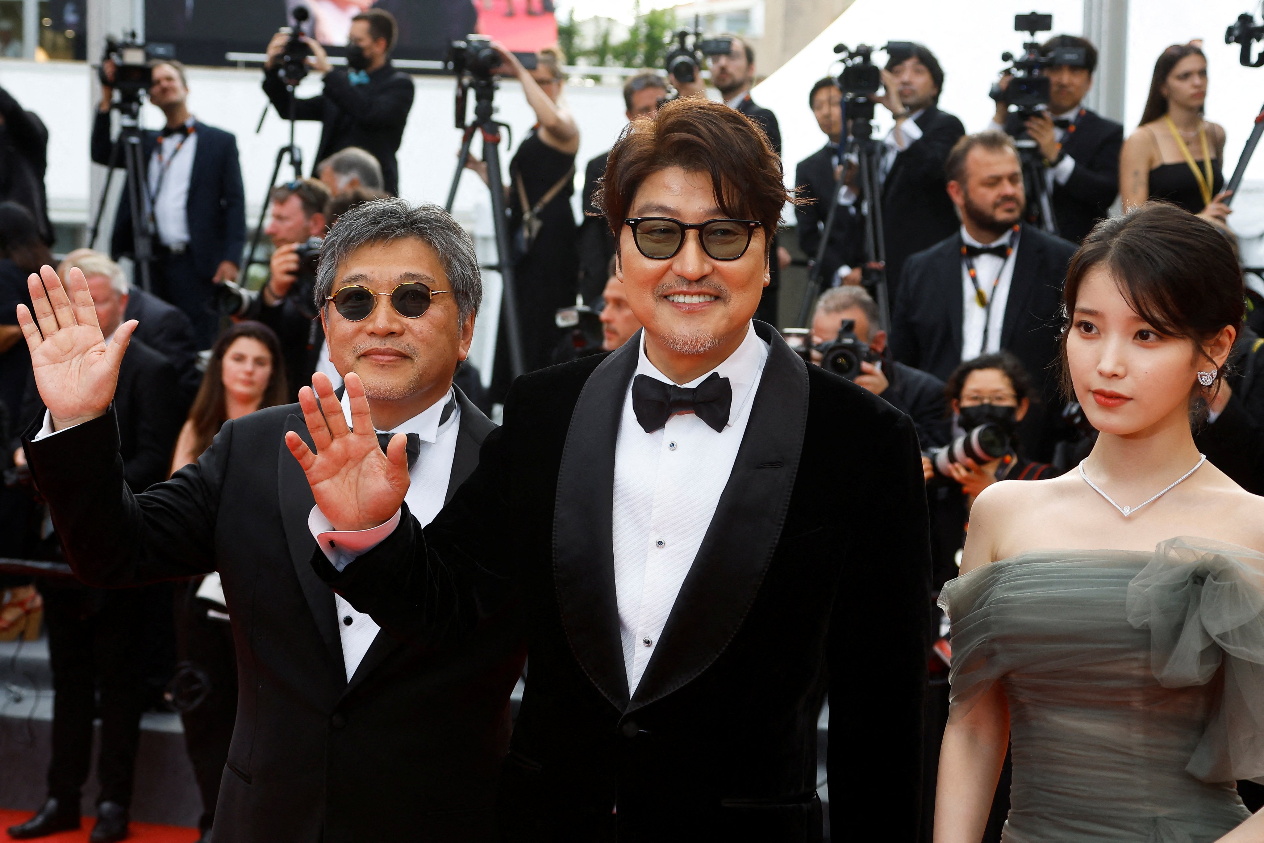“Broker” director Hirokazu Kore-eda (left) and cast members Song Kang-Ho and Lee Ji-eun (known an IU) pose on the red carpet at the 2022 Cannes Film Festival. Photo: Reuters