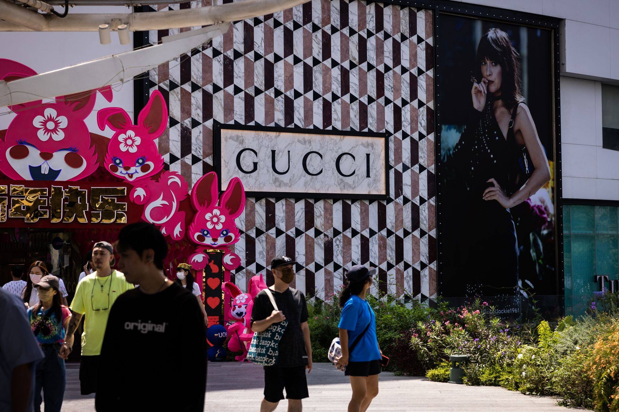 We have long-term wholesale and retail LV, GUCCI, Versace, Mengkou