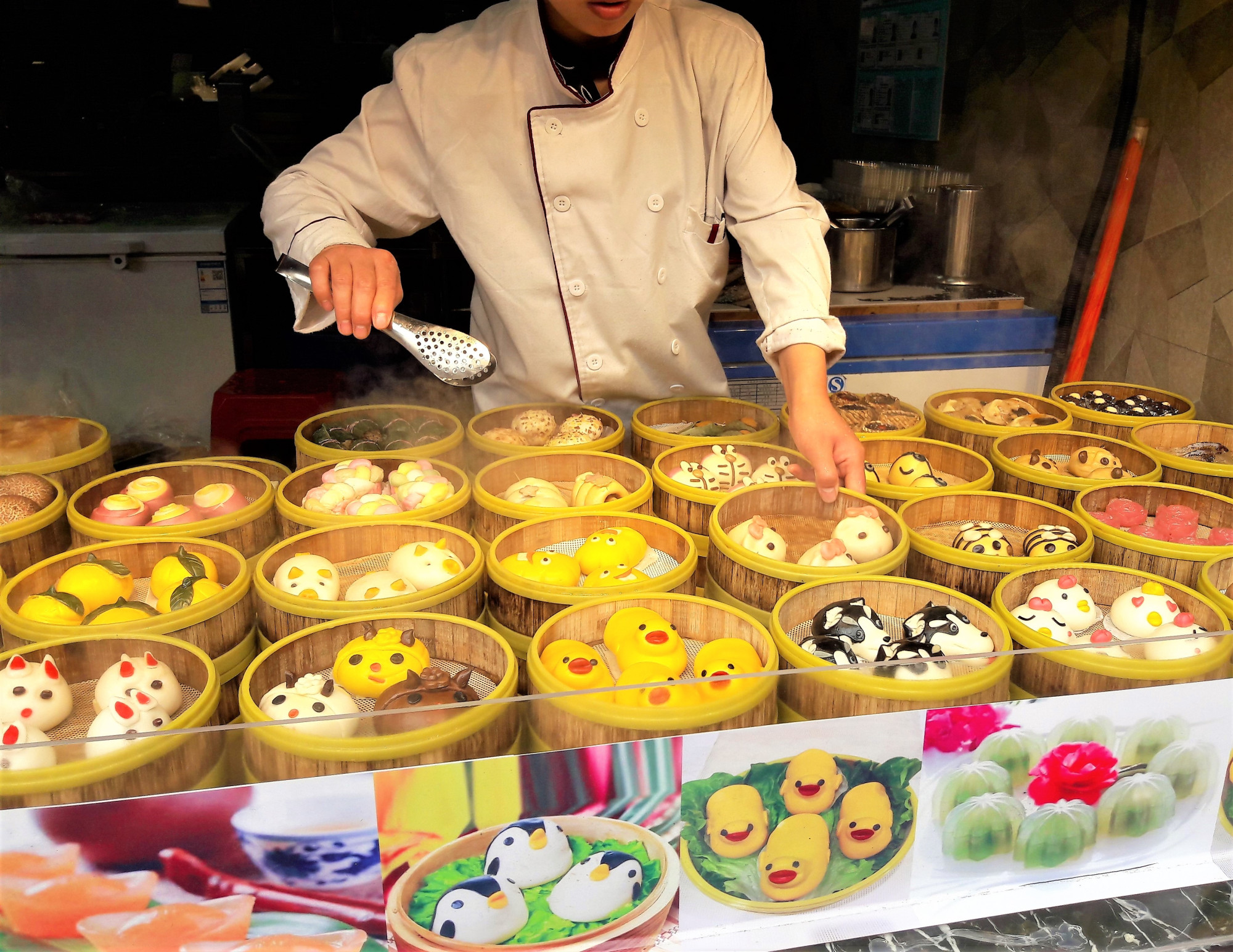 Steamed buns are one of China’s most famous delicacies, and they are not normally delivered in pairs. Photo: Shutterstock