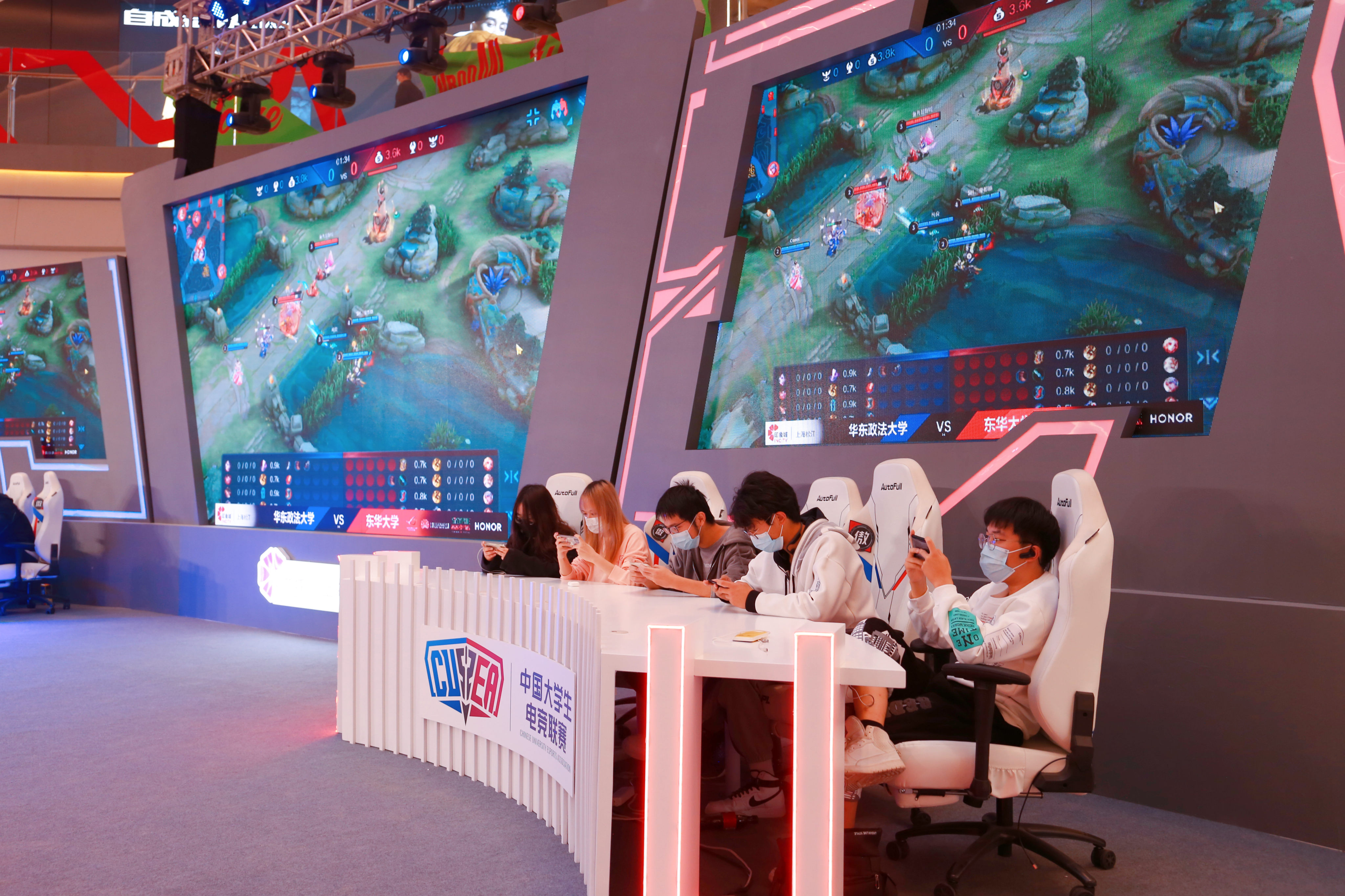 Gamers play with their smartphones during a Chinese University Esports league match in Shanghai in November 2021. Photo: Costfoto/Barcroft Media via Getty Images