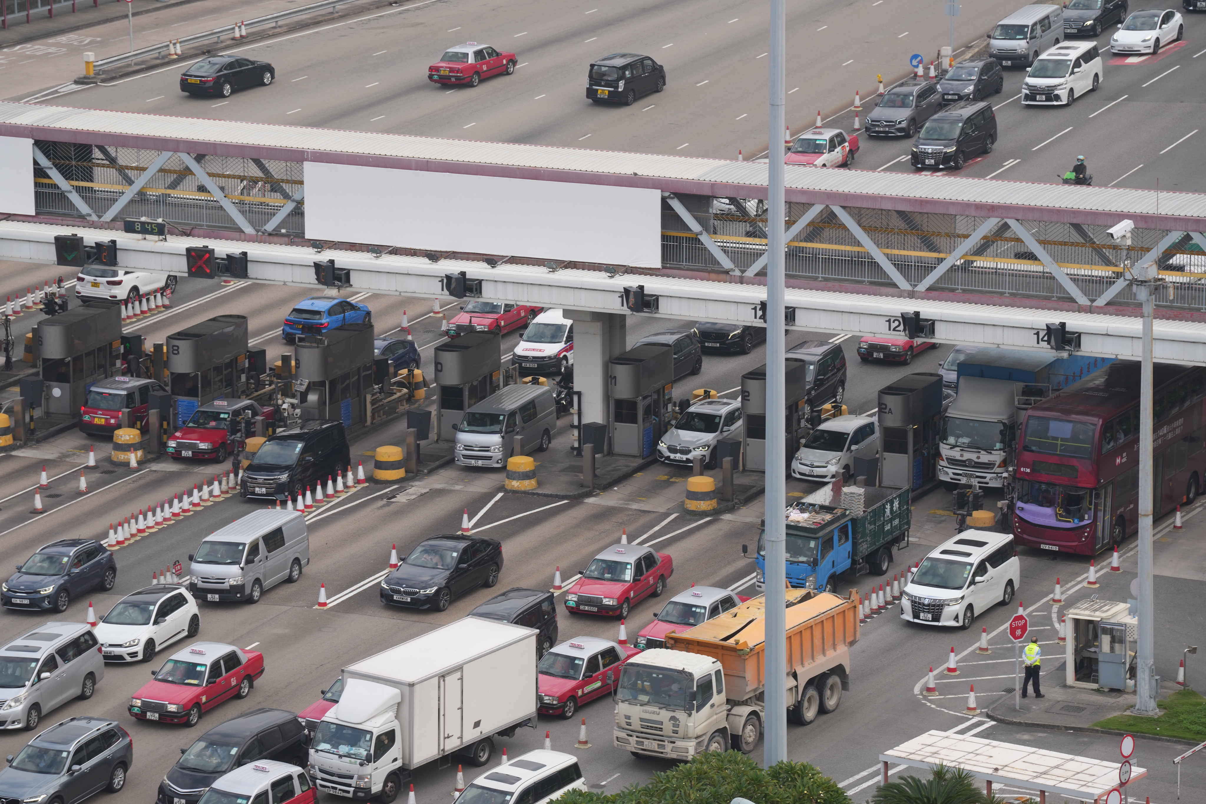 Vehicles cross the Kowloon side entrance of the Eastern Harbour Crossing on December 12, 2022. The government’s plan to roll out electronic toll tags to drivers has been postponed to May over concerns about an adequate supply and distribution of tags. Photo: Elson Li