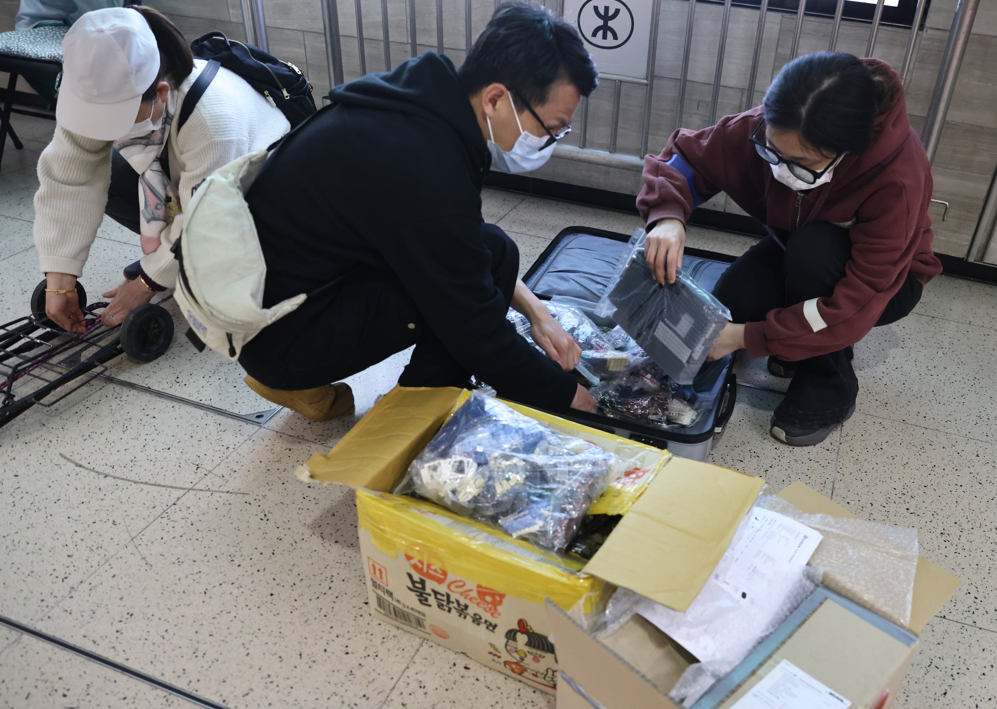 Travellers pack items into suitcases in Sheung Shui earlier this month. Photo: K.Y. Cheng