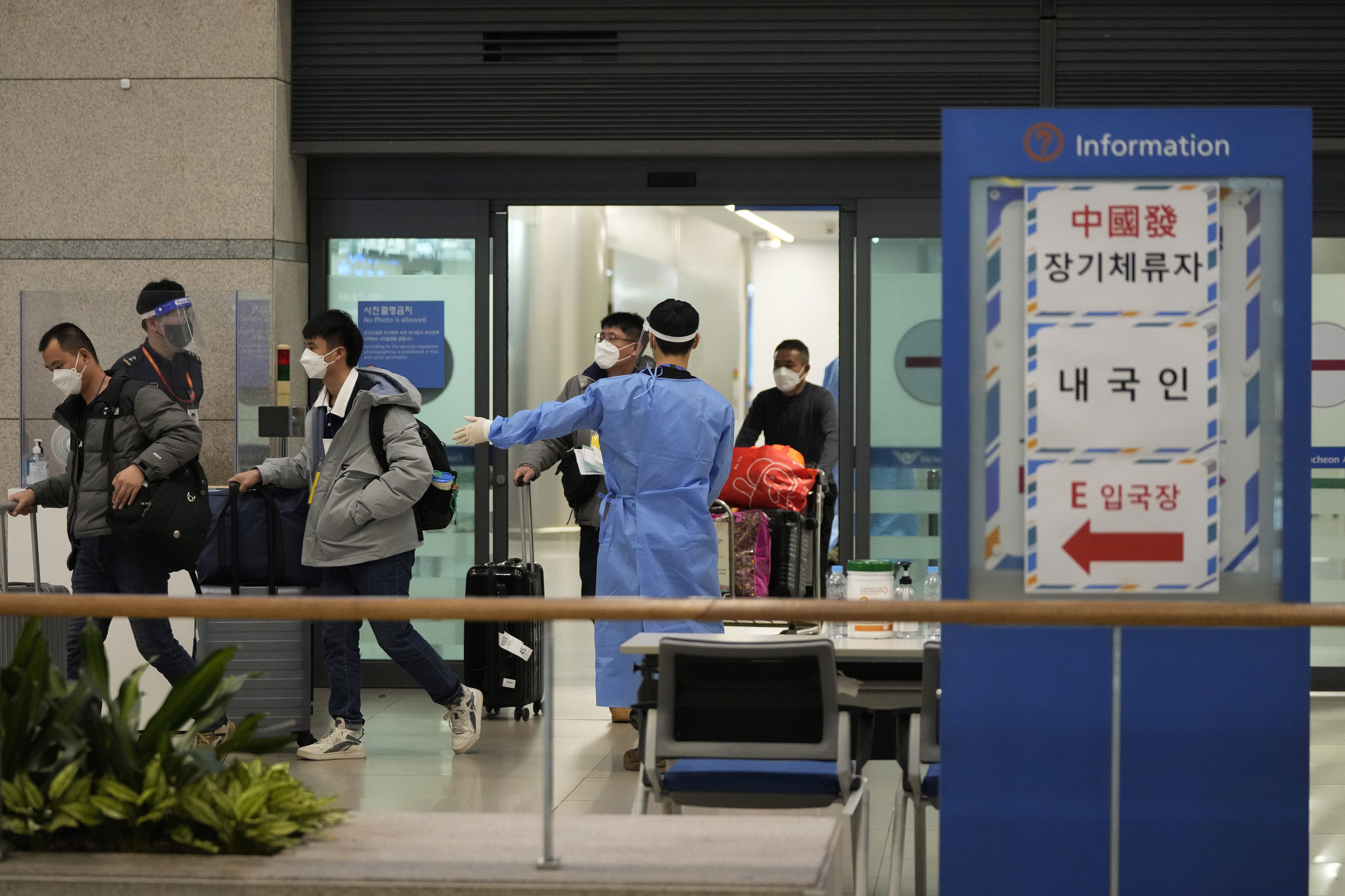 Passengers coming from China arrive at the Incheon International Airport in South Korea on January 14. Photo: AP