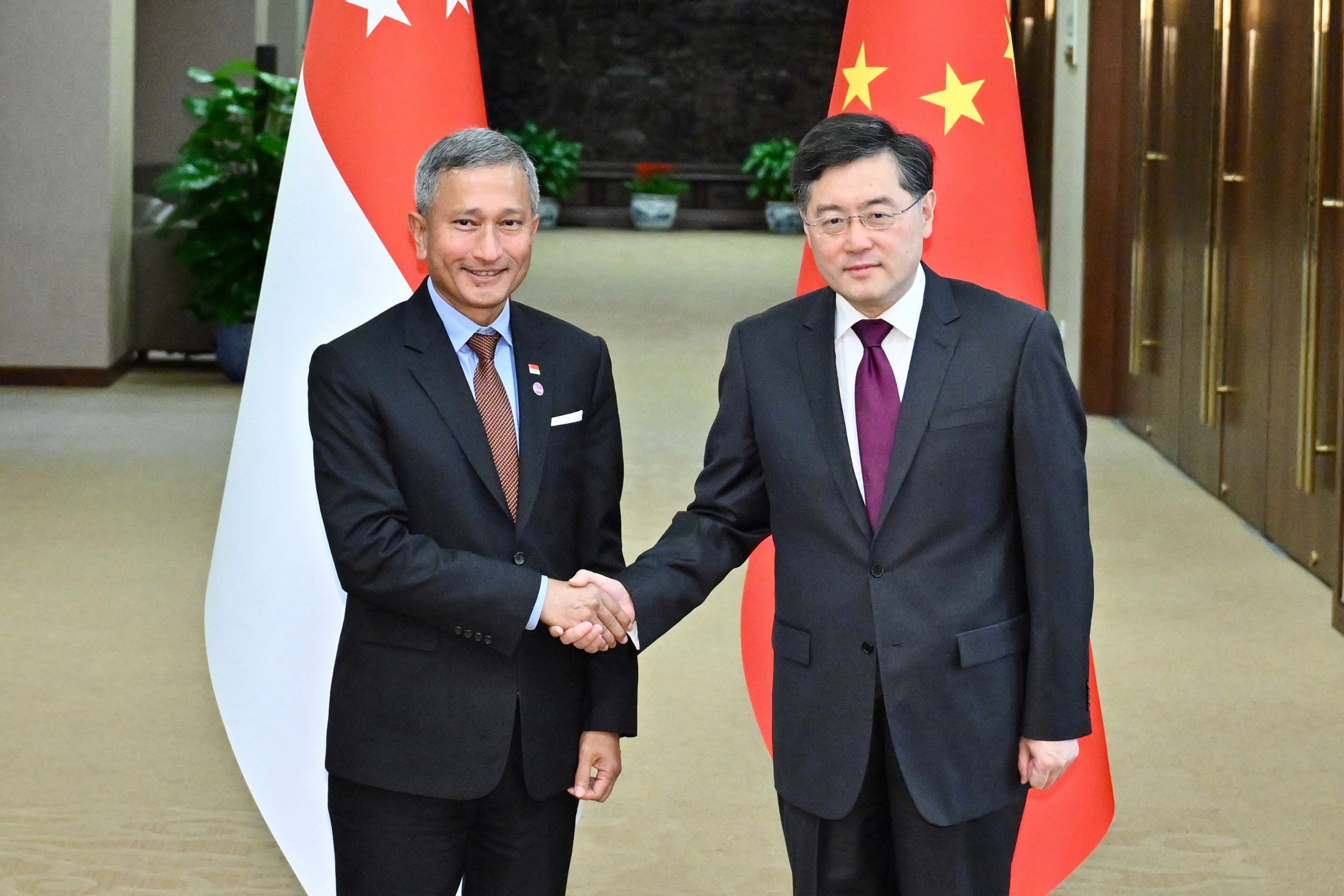 Chinese Foreign Minister Qin Gang (right) meets Singaporean foreign minister Vivian Balakrishnan in Beijing on Monday. Qin told Balakrishnan China firmly supported Asean’s leading role in the region. Photo: Xinhua