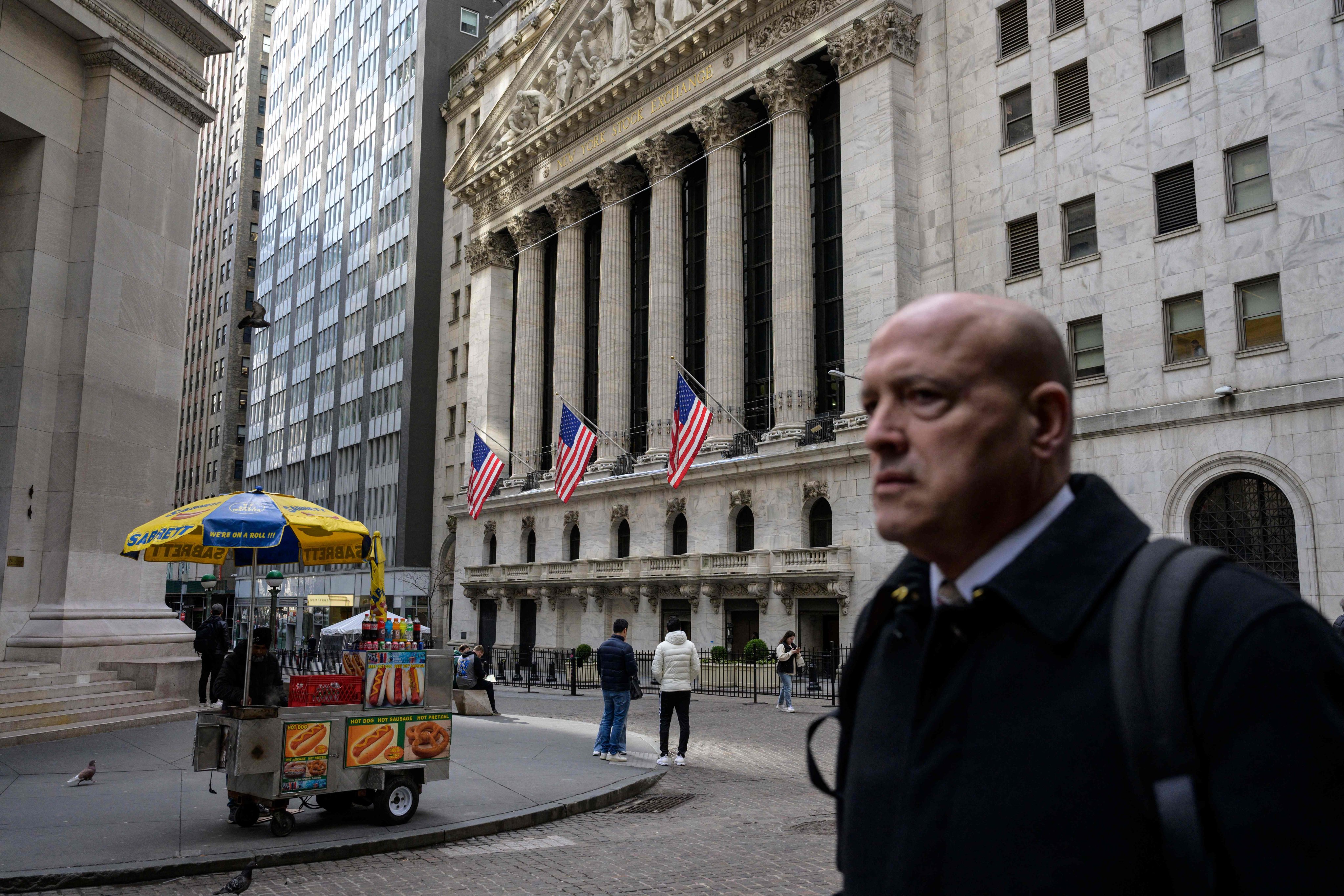 A hot dog stand near the New York Stock Exchange on January 18. Many analysts believe the worst is over and that it is time to get back into the market. Photo: AFP