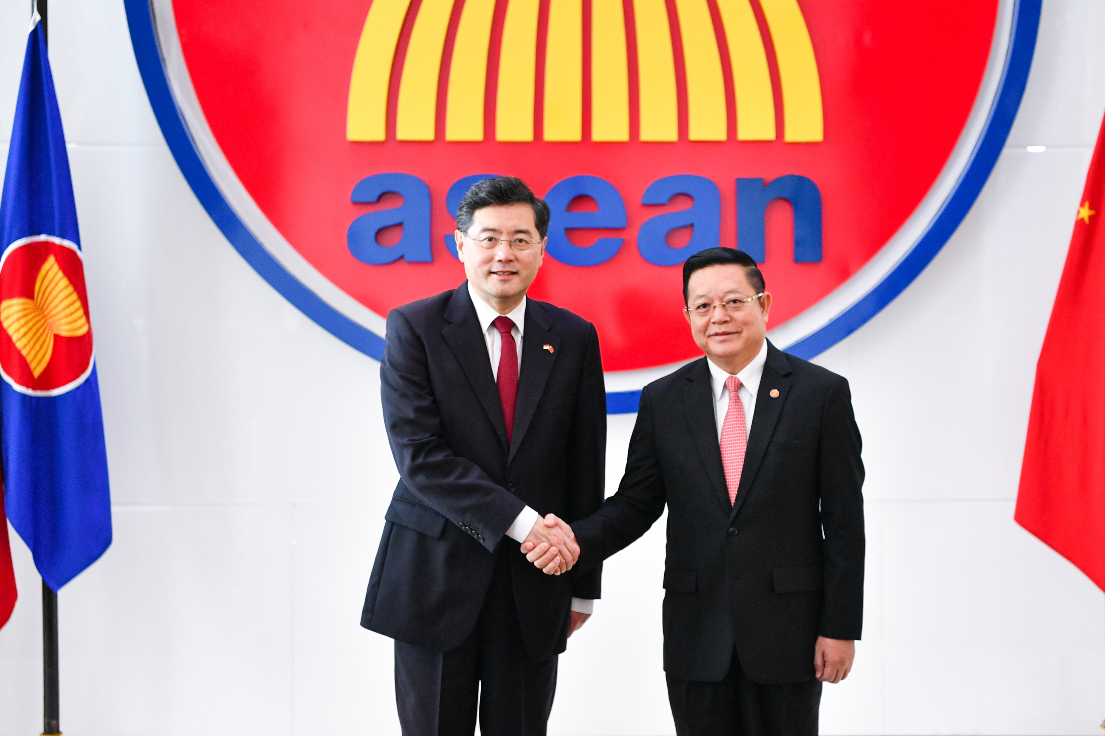 Chinese Foreign Minister Qin Gang (left) meets Kao Kim Hourn, Asean’s secretary general, in Jakarta on Wednesday. Photo: Xinhua