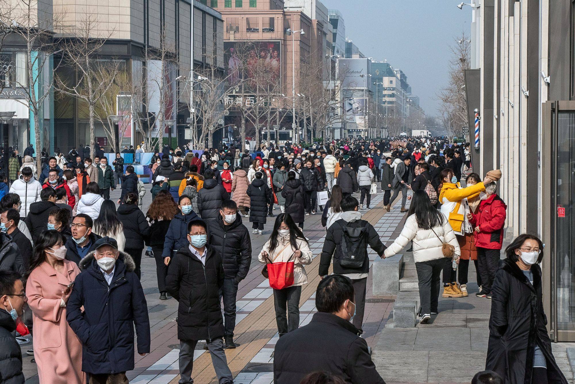 Les gens envahissent le quartier commerçant de Wangfujing à Pékin le 10 février. Photo : Bloomberg