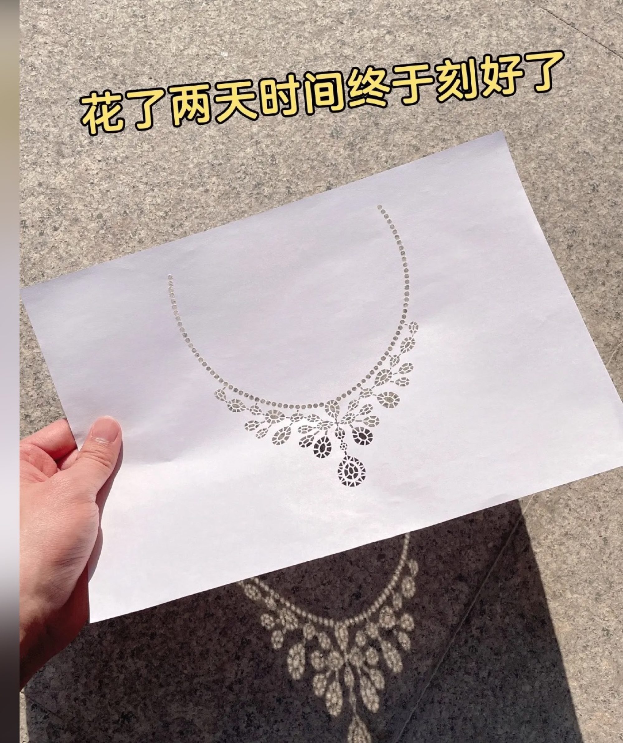The light necklace is not the first stencil projection Zhang has created, last year he made a light diamond ring for his girlfriend as well. Photo: Douyin