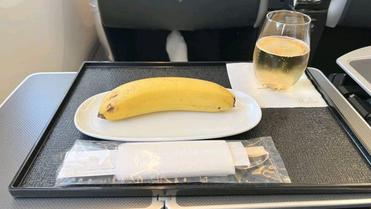 Business class passenger Kris Chari said he was “served a single banana” as a catered meal on a Japan Airlines flight from Indonesia to Tokyo. Photo: Twitter/@cherryclaycourt