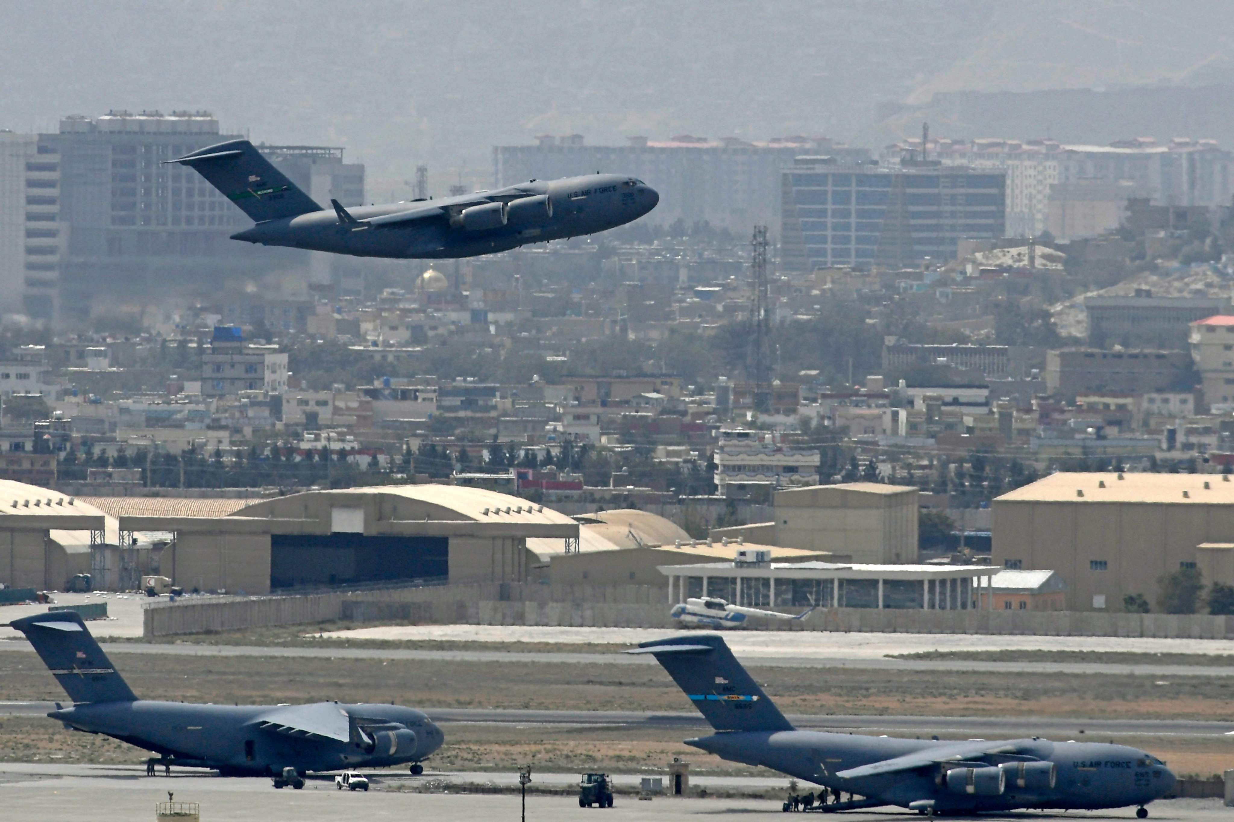 A US Air Force aircraft takes off from Kabul on August 30, 2021. Photo: AFP 