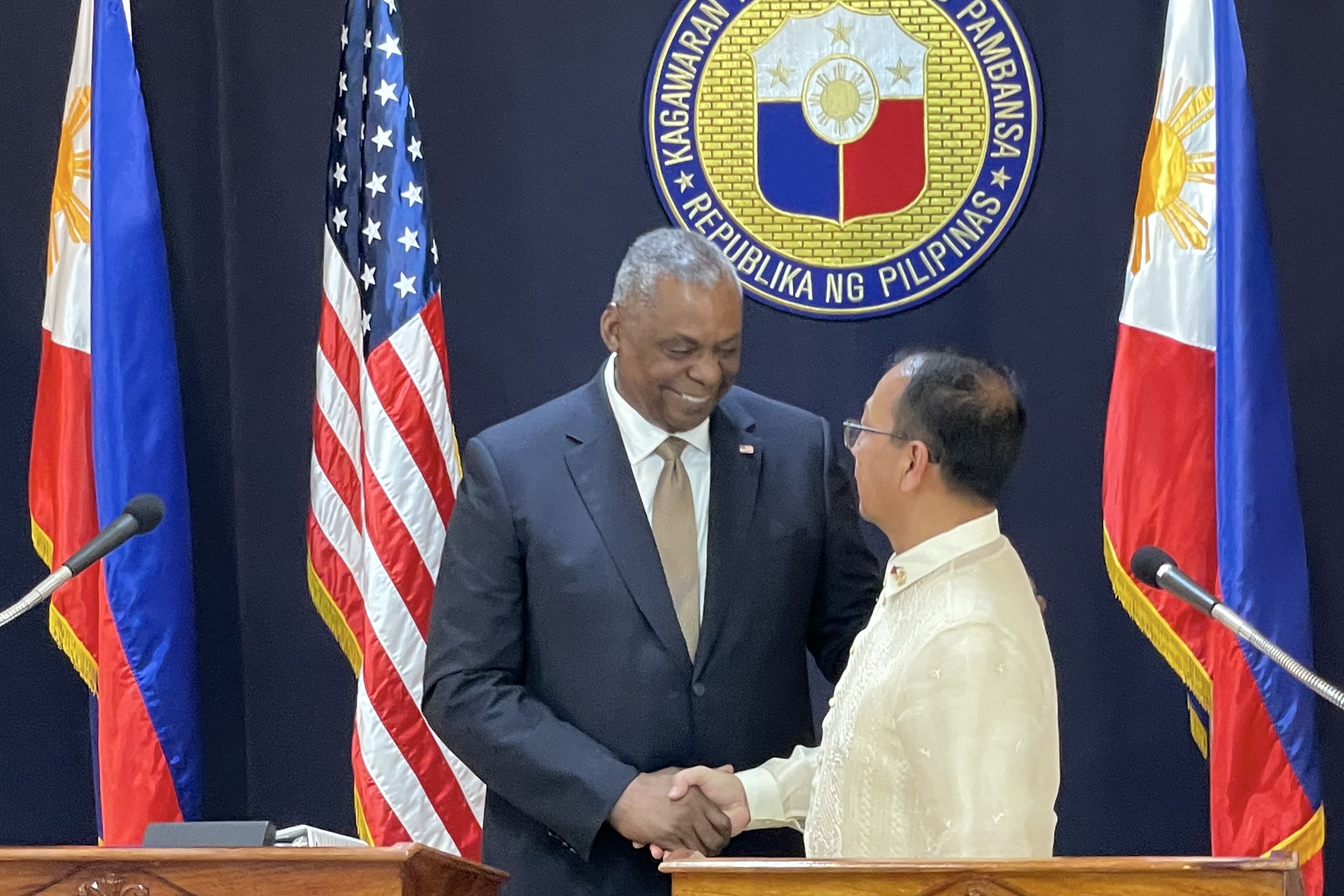 US Defense Secretary Lloyd Austin (L) and Philippines Defense Secretary Carlito Galvez Jnr (R), meet in efforts to boost bilateral ties between the two countries. Photo: EPA-EFE/Pool
