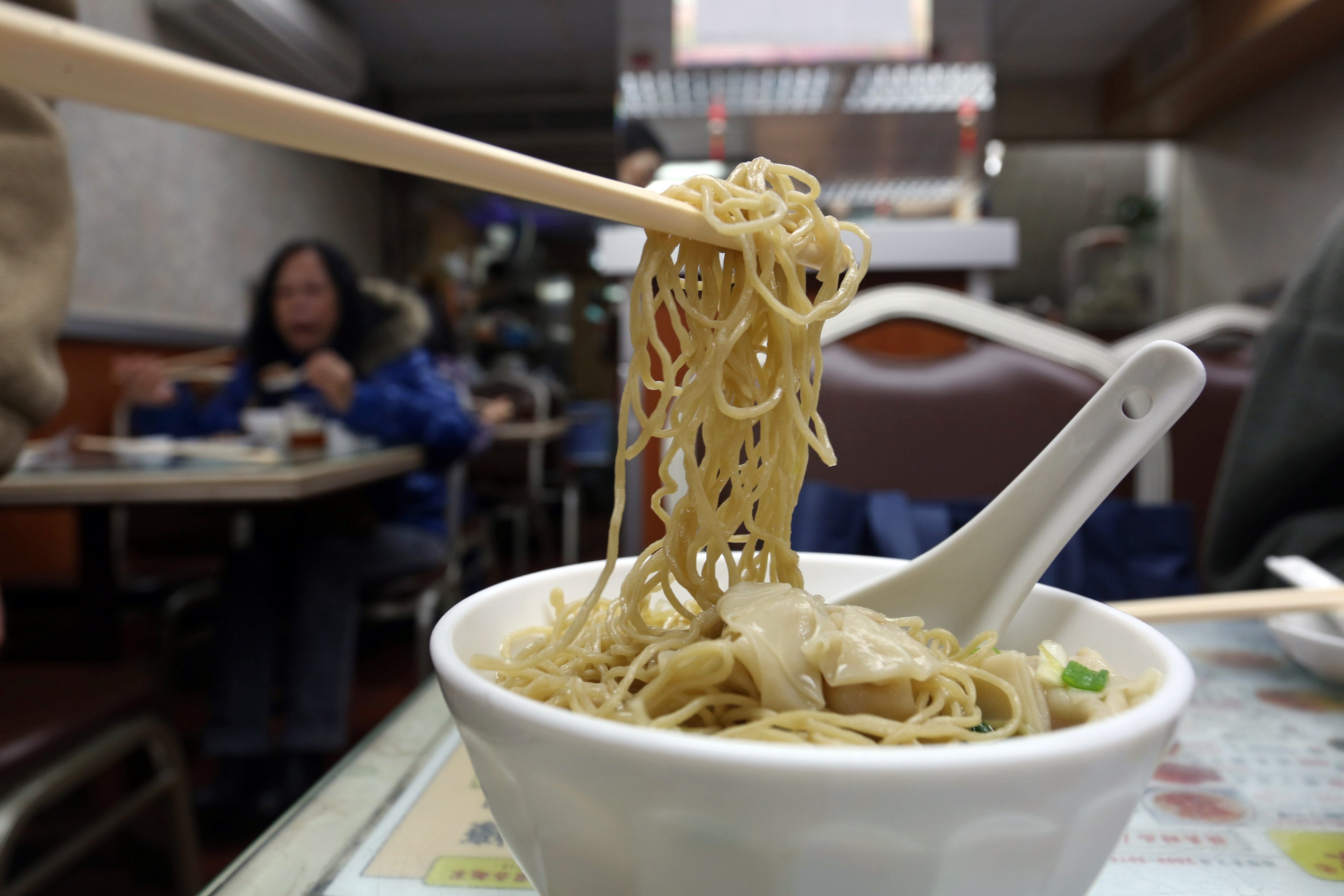Hongkongers enjoy wonton noodles at restaurant in Wan Chai in 2016. Many restaurants have struggled to remain in business during the pandemic. Photo: Jonathan Wong