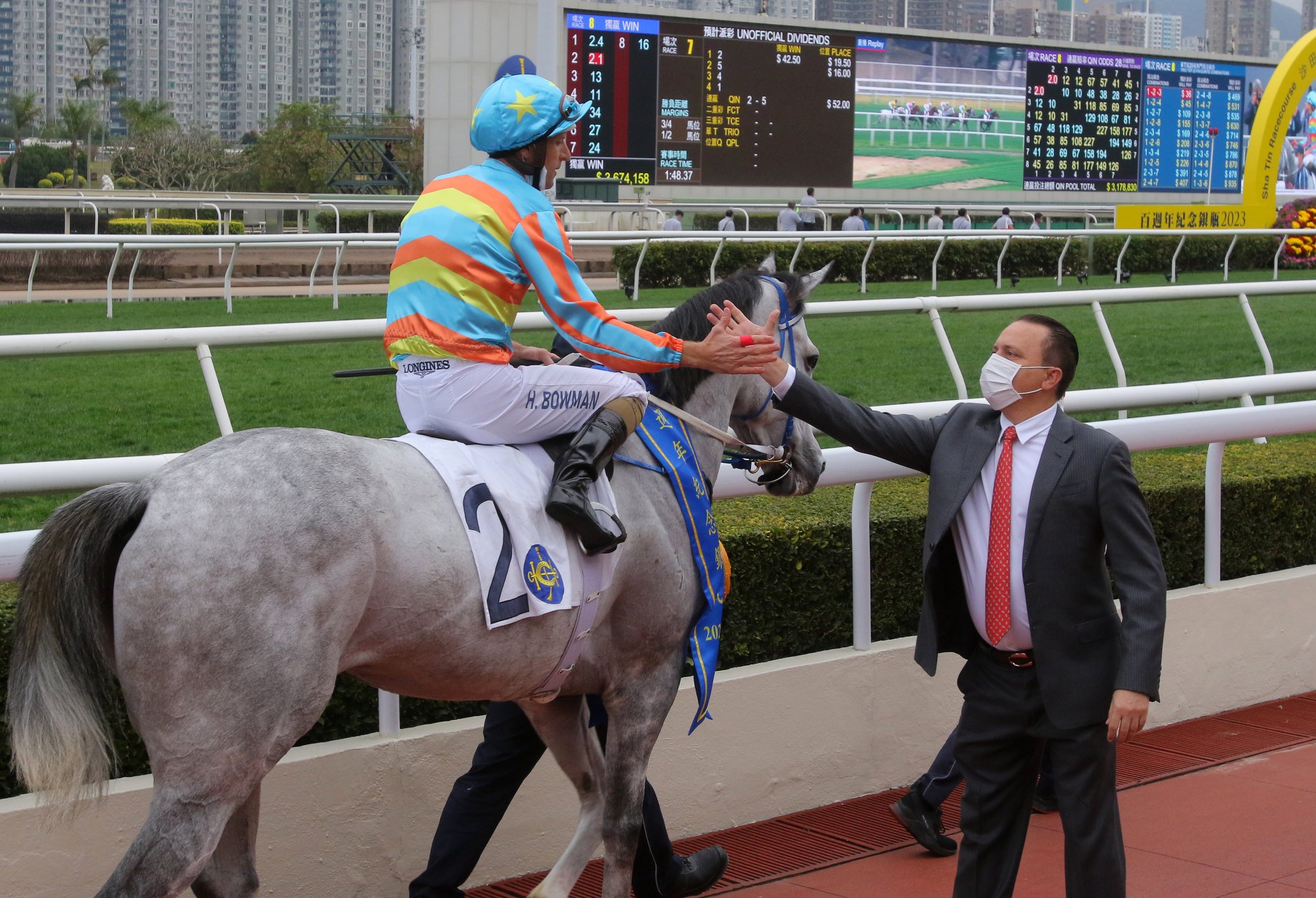 Trainer Caspar Fownes congratulates Hugh Bowman after Senor Toba’s win in the recent Centenary Vase at Sha Tin.