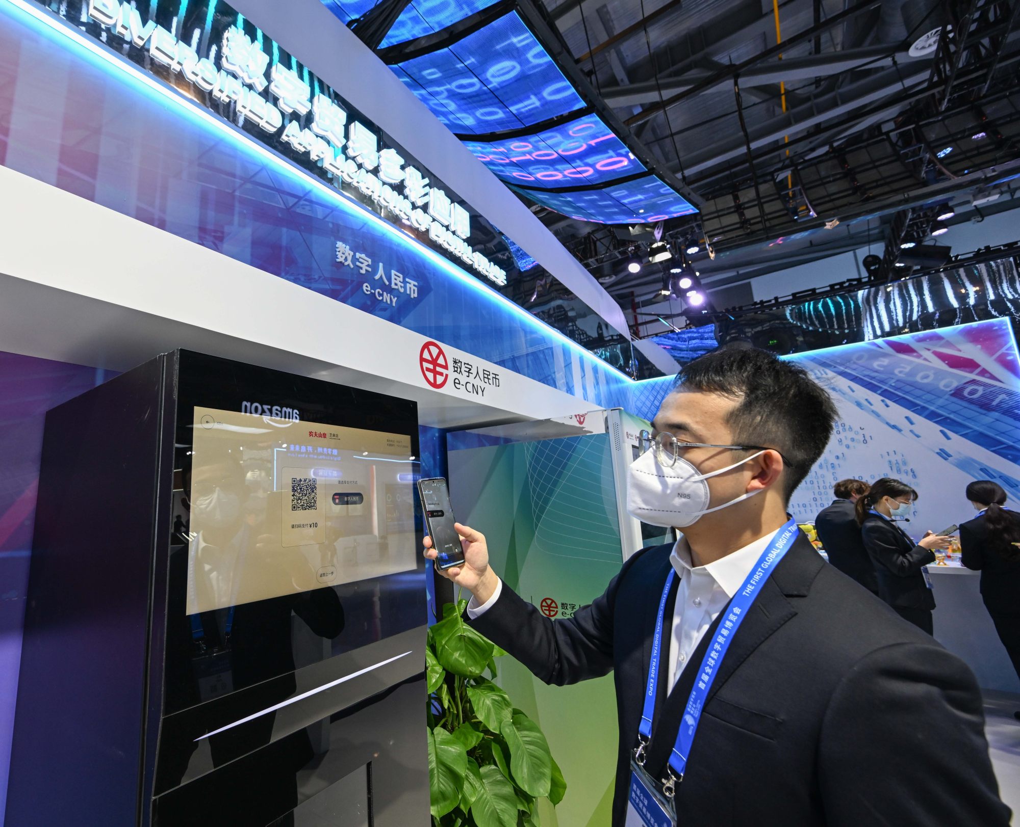 A staff member shows use of China’s digital yuan, the e-CNY, during the first Global Digital Trade Expo held in Hangzhou, capital of eastern Zhejiang province, on December 12, 2022. Photo: Xinhua