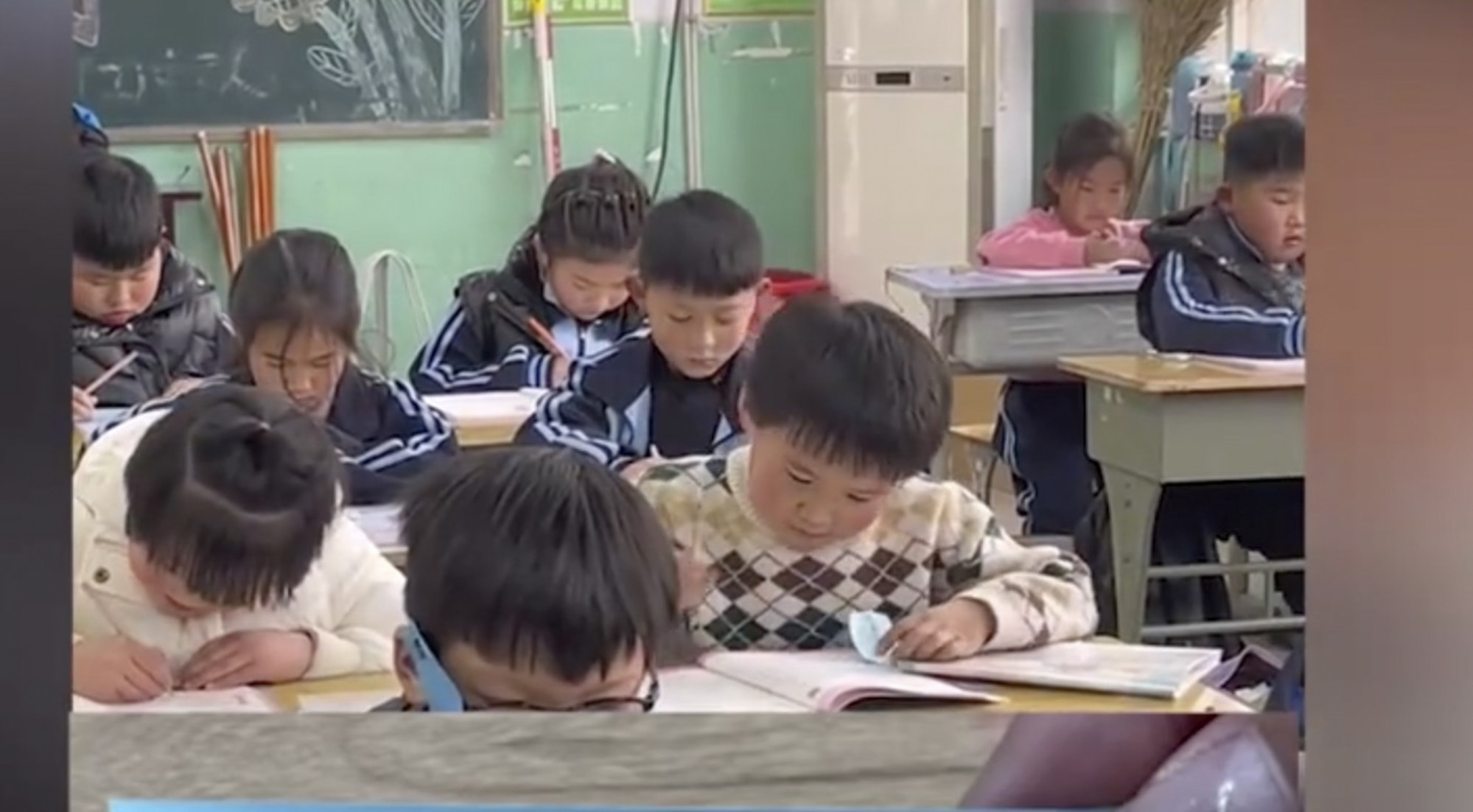 A viral video shows the students’ reactions after reading the personalised notes from their teacher in class. Photo: Baidu