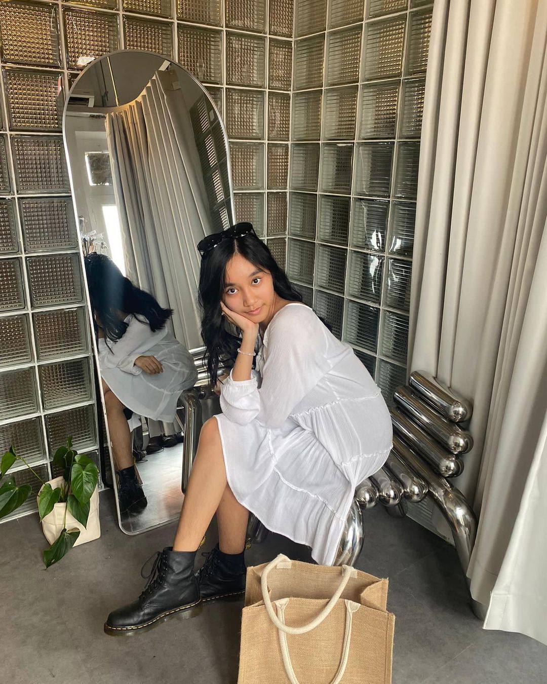 After facing social media backlash for describing a Charles & Keith handbag as ‘luxury’, 17-year-old Zoe Gabriel has been chosen to model a bag for the brand’s International Women’s Day campaign. Photo: Instagram/@zoeaaleah