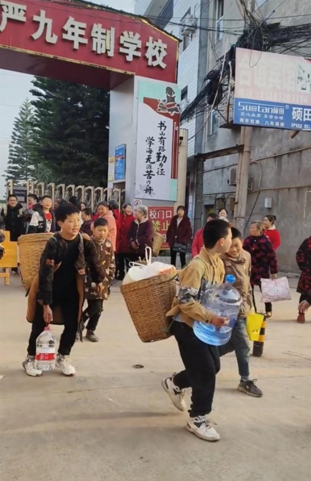 Students brought their ingredients and carried them with cooking utensils and firewood to the open field for the school excursion. Photo: Baidu
