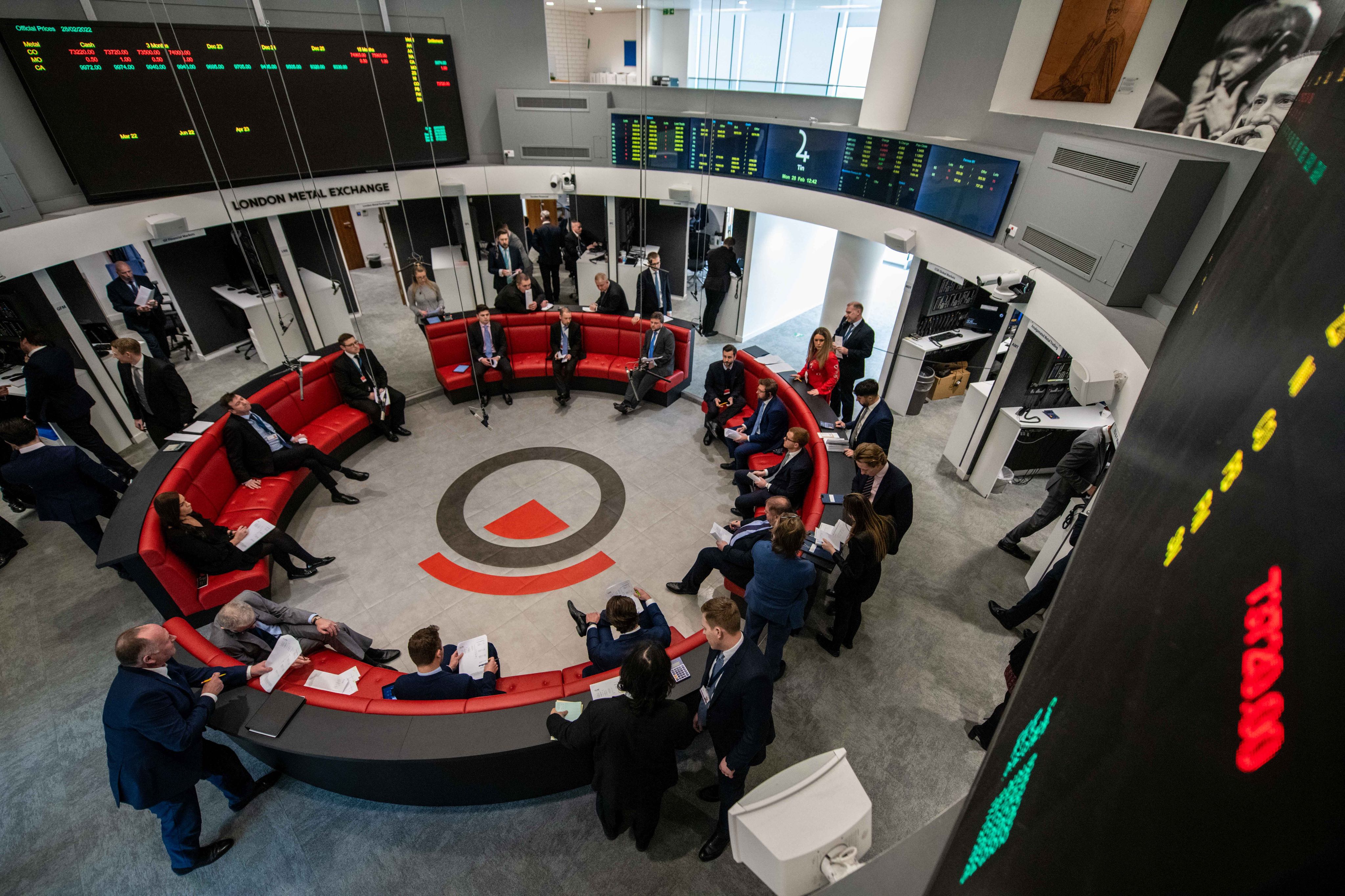 Traders, brokers and clerks on the trading floor of the open outcry pit at the London Metal Exchange Ltd. (LME) in London on Monday, February 28, 2022. Photo: Bloomberg