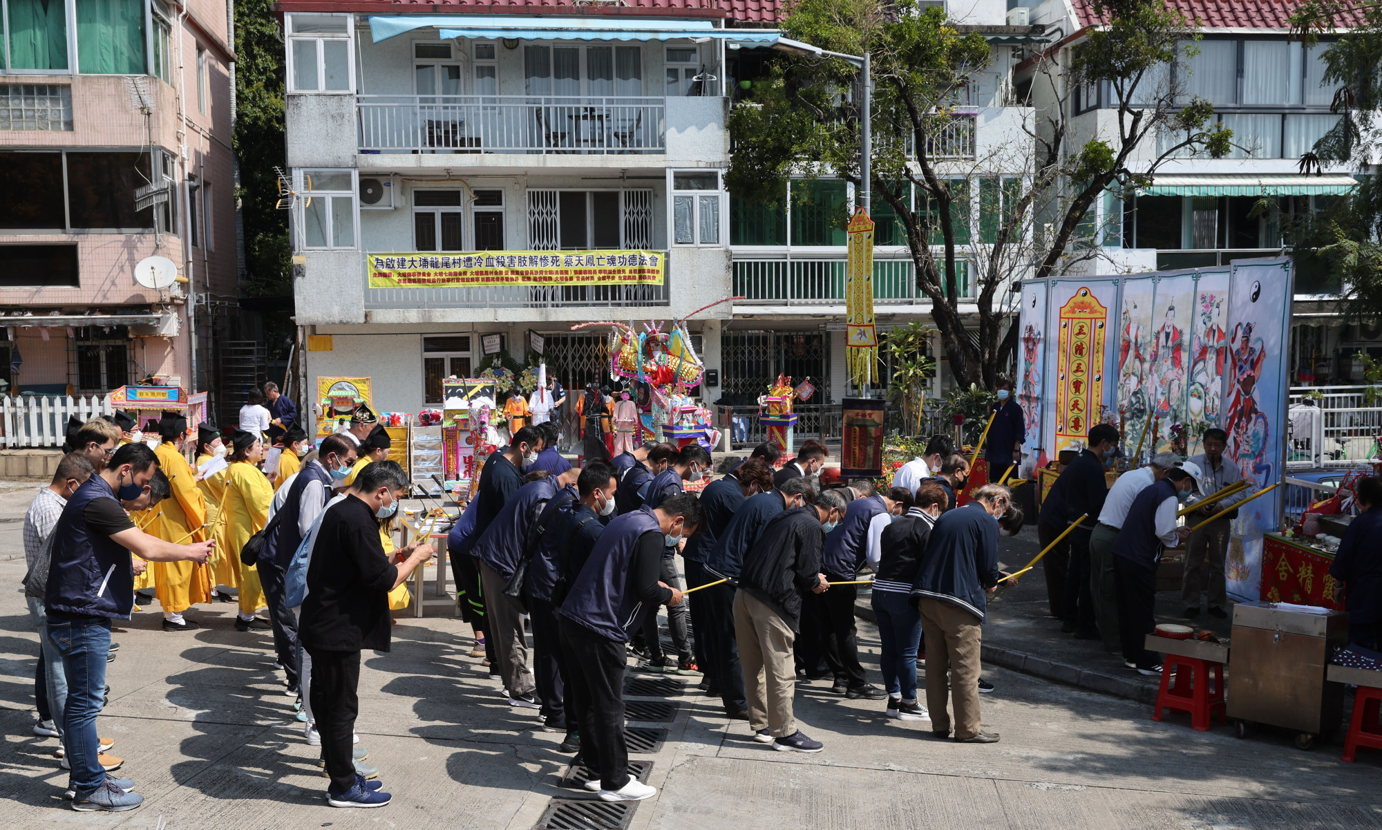 Members of the Tai Po Rural Committee, village leaders and local residents pay their respects to Choi. Photo: Yik Yeung-man Members of the Tai Po Rural Committee, village leaders and local residents pay their respects to Choi. Photo: Yik Yeung-man