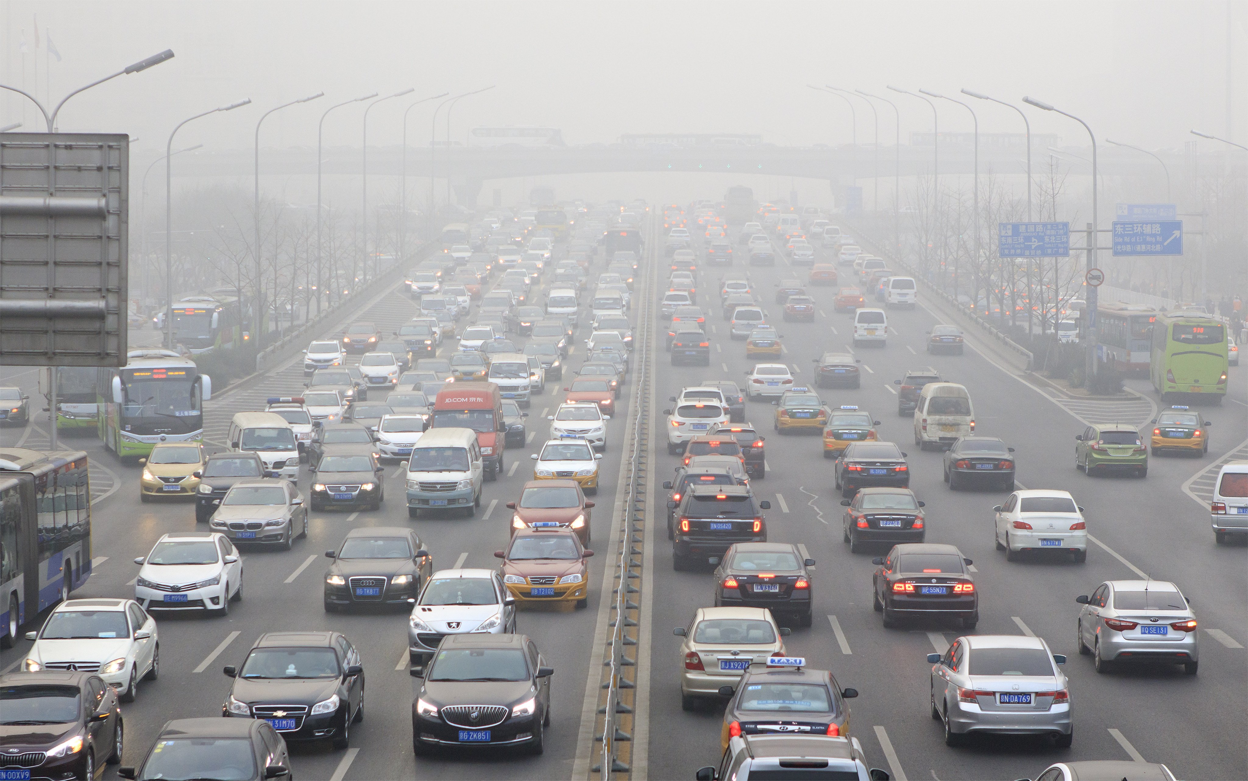 Traffic is seen at Guomao area, China in heavy smog. Photo: Shutterstock/File