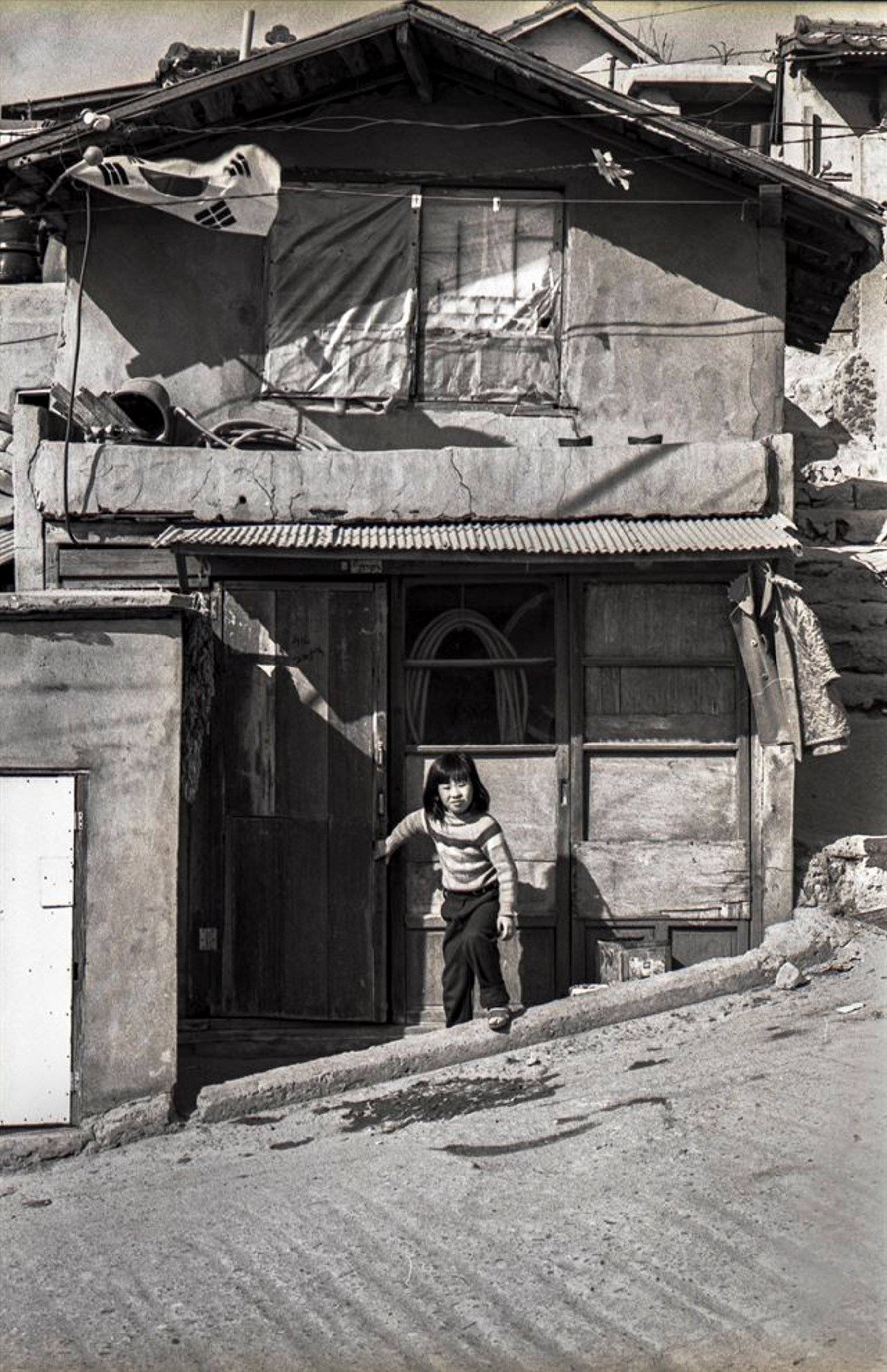 Kim Jung-il’s “Bongcheon-dong” (1982), one of a collection of his photos of what South Korea’s capital Seoul used to look like. Photo: Kim Jung-il / SNUMoA