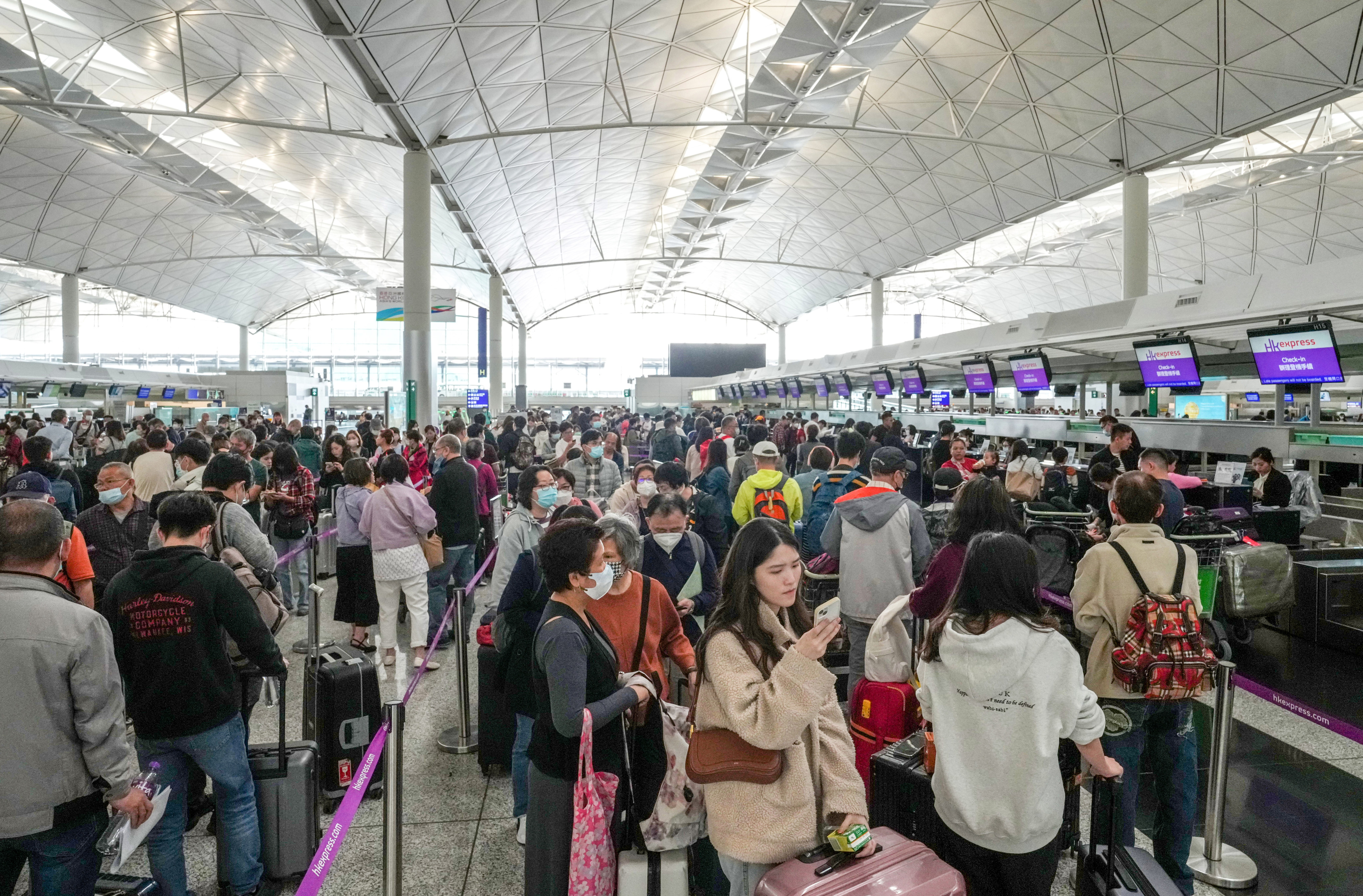 The departure hall of Hong Kong’s airport is packed with passengers whose flights are delayed. Photo: Sam Tsang