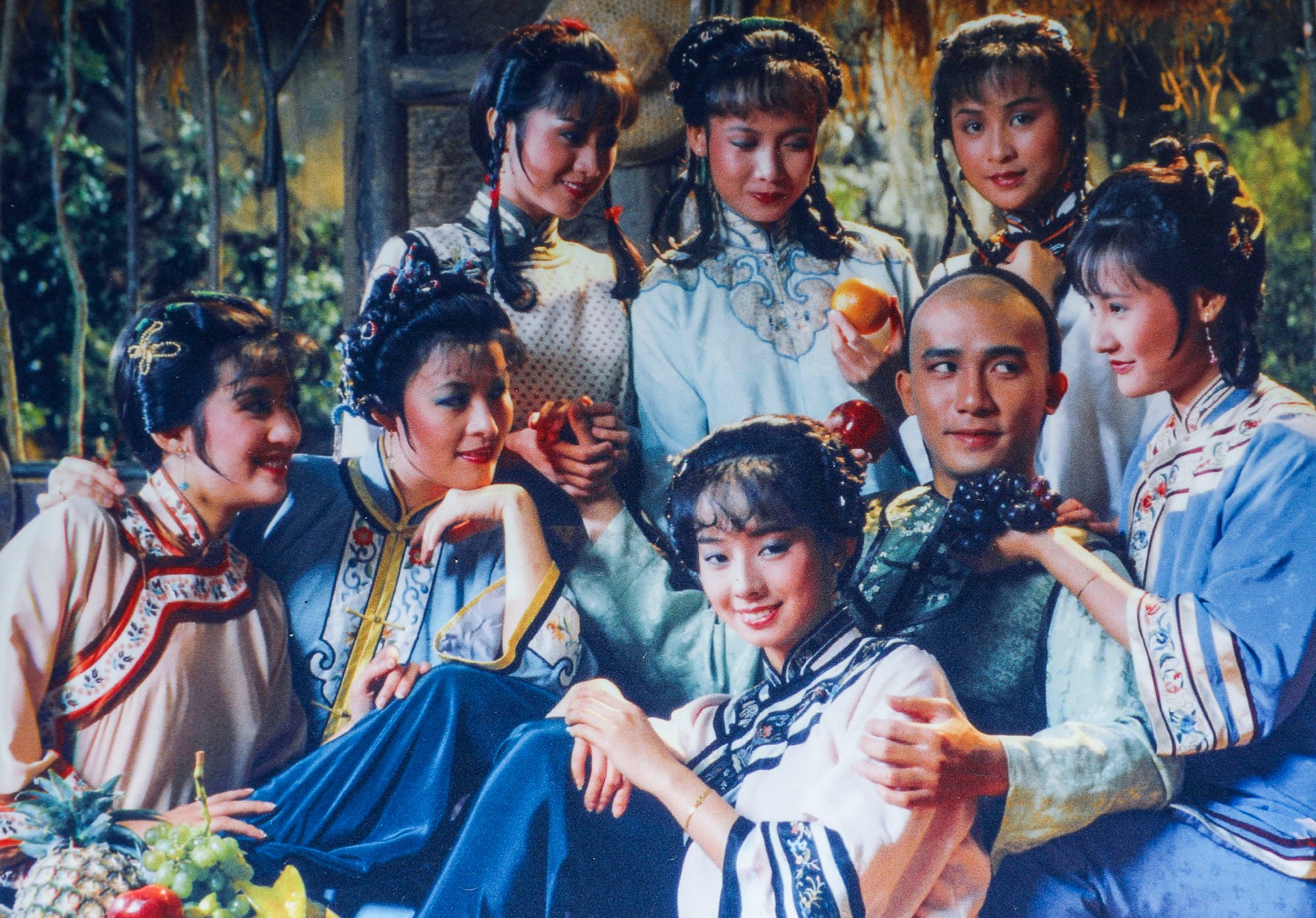 Lương Triều Vỹ (thứ hai từ phải sang) vai Vi Tiểu Bảo trong một cảnh phim truyền hình TVB “Hiệp Lộc Đỉnh Ký”.