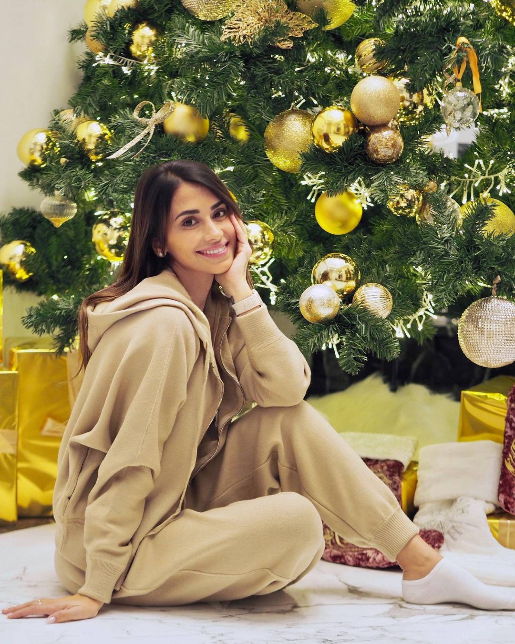 Antonela Roccuzzo even looks good in her Christmas sweatpants. Photo: @antonelaroccuzzo/Instagram