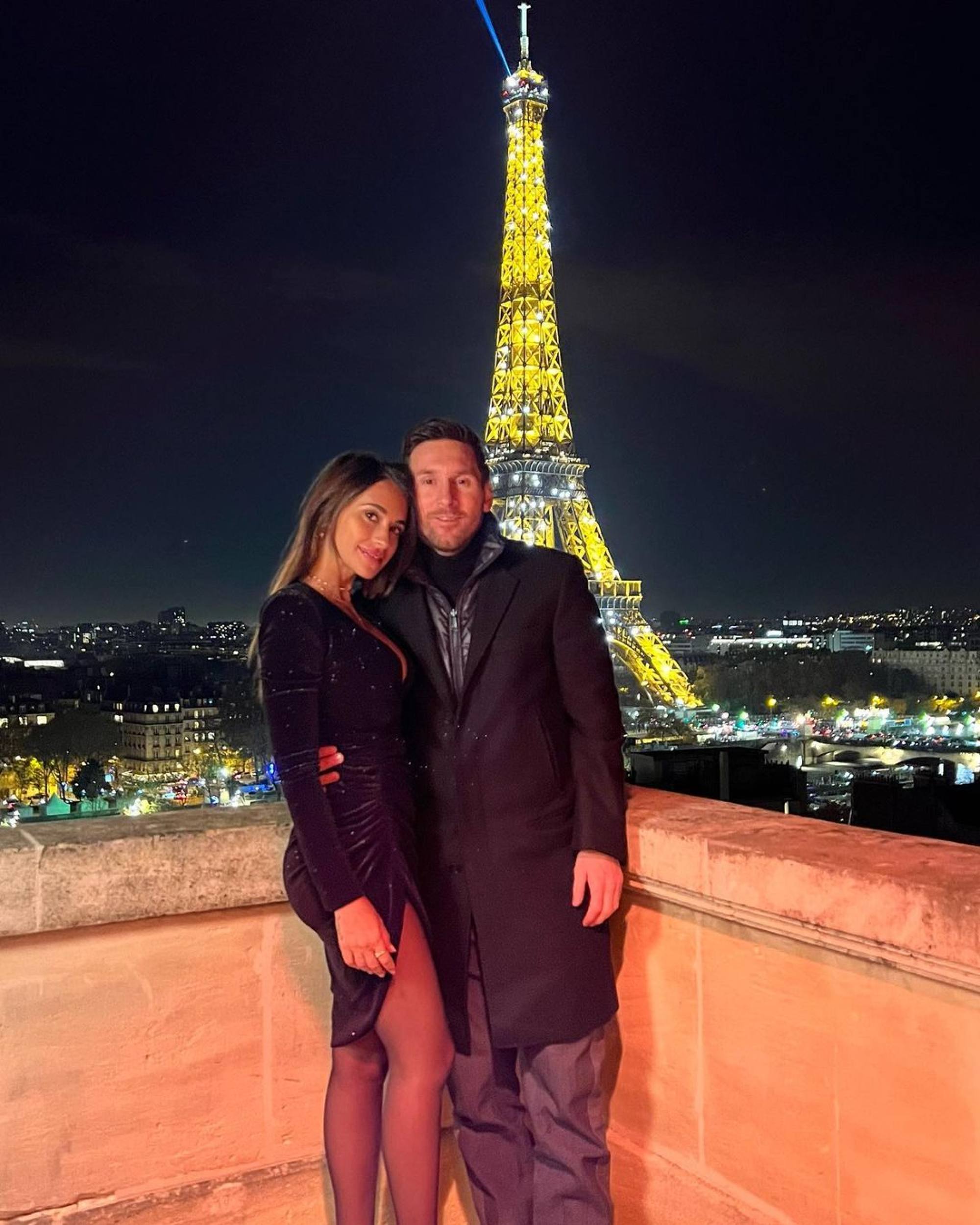 Antonela Roccuzzo with Lionel Messi posing in front of the Eiffel Tower in Paris in November 2021. Photo: @antonelaroccuzzo/Instagram