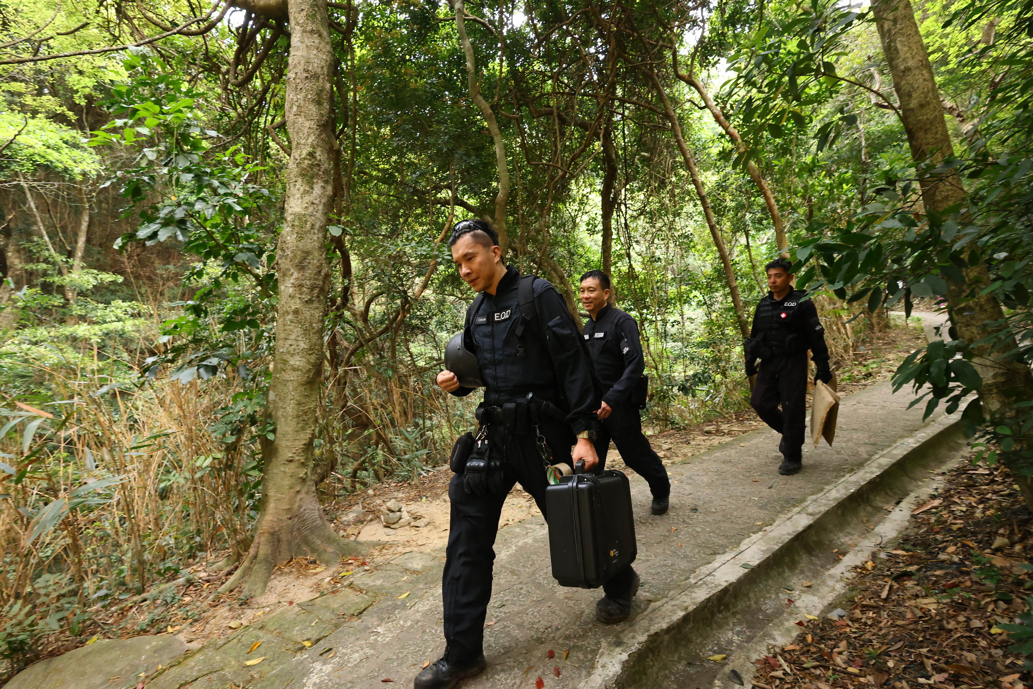 Police Explosive Ordnance Disposal Bureau officers were called in. Photo: Dickson Lee