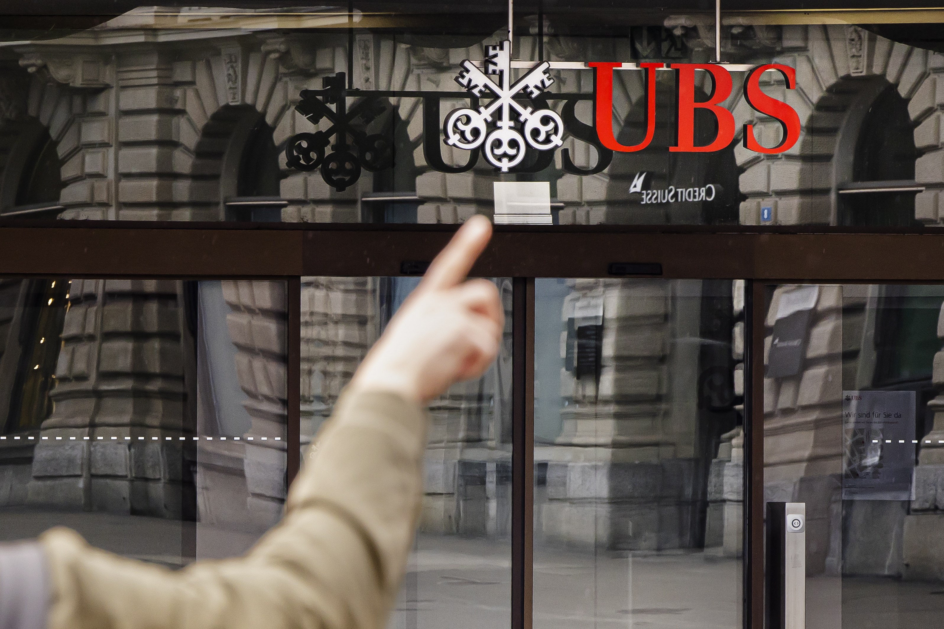 The logos of Swiss banks Credit Suisse and UBS at Paradeplatz in Zurich, Switzerland on Sunday. 
Photo: EPA-EFE