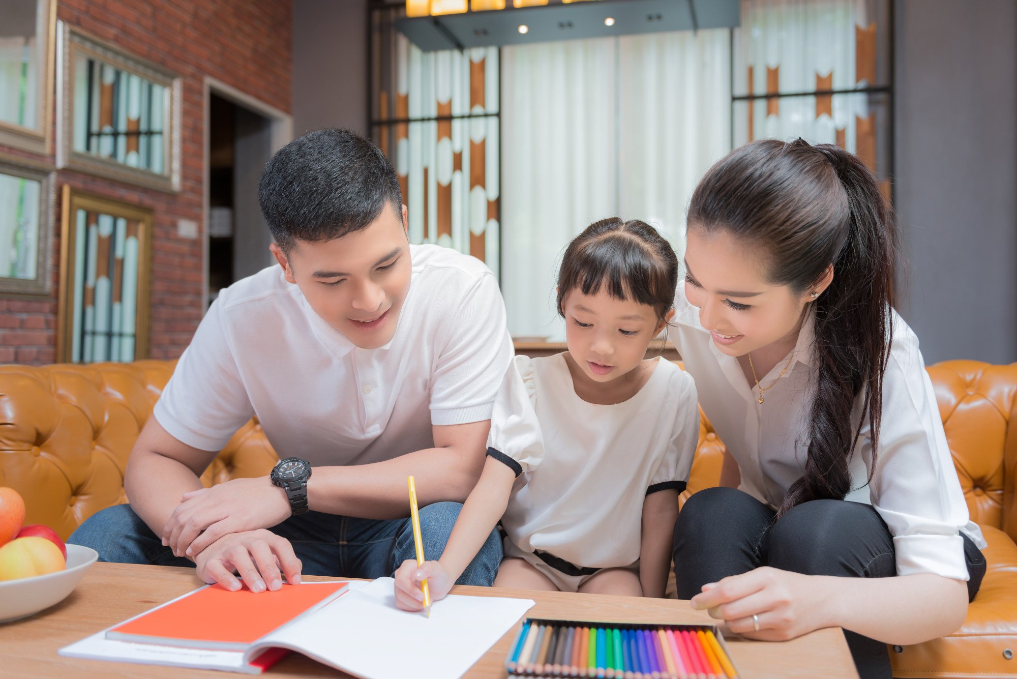 Are the children doing their homework. Азиатские родители. Родители в школе Азия. Занятия для детей азиаты родители. Азиат семья учит ребенка.