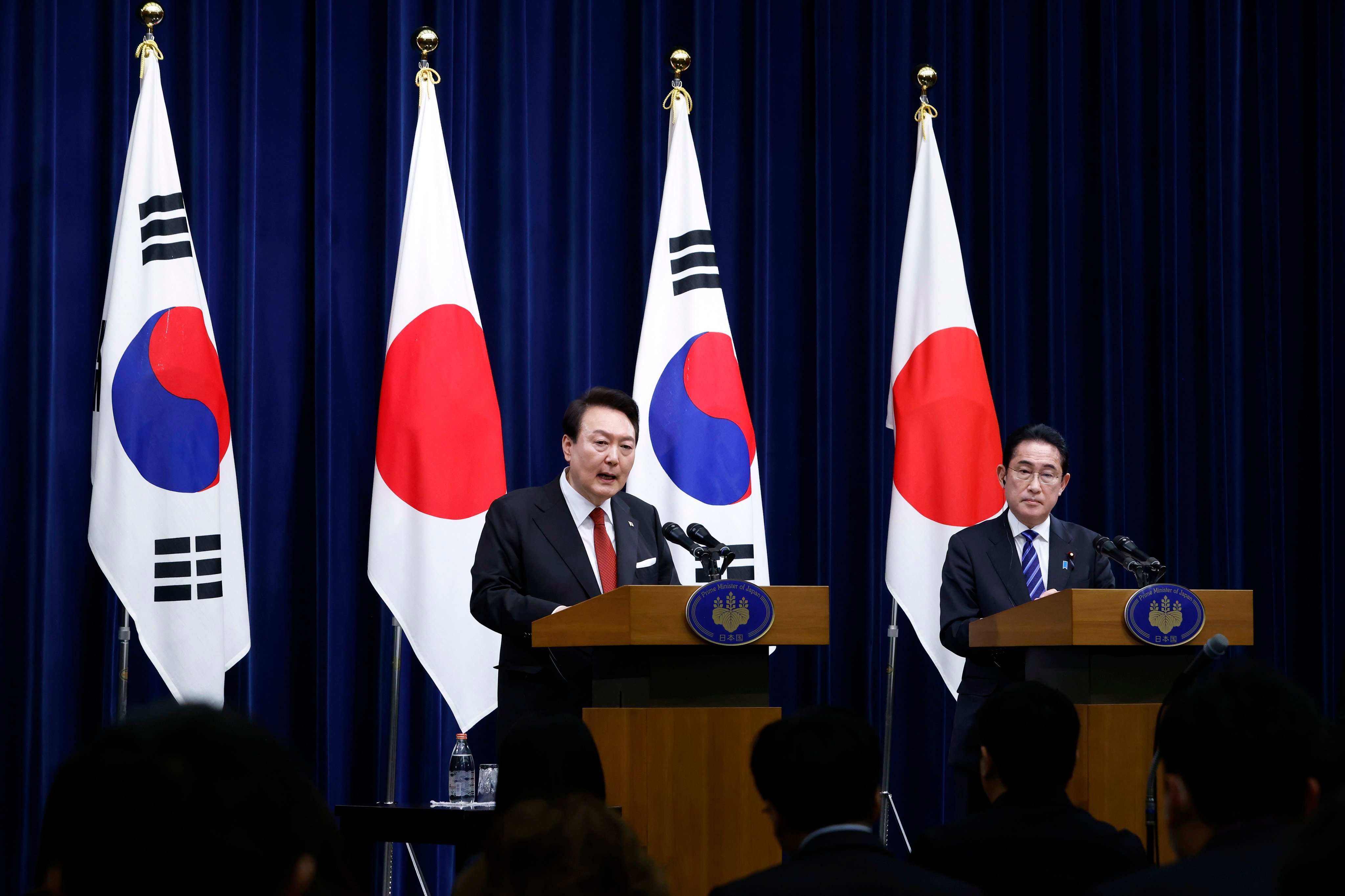 South Korean President Yoon Suk Yeol (left) and Japanese Prime Minister Fumio Kishida at a press conference in Tokyo on March 16. Photo: EPA-EFE