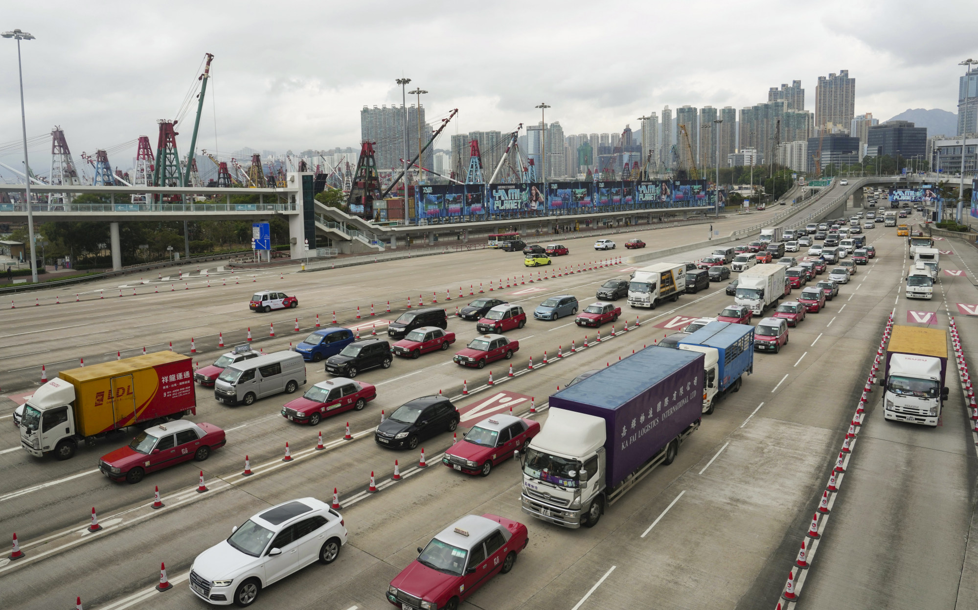 How can drivers avoid new peak prices at Hong Kong’s crossharbour
